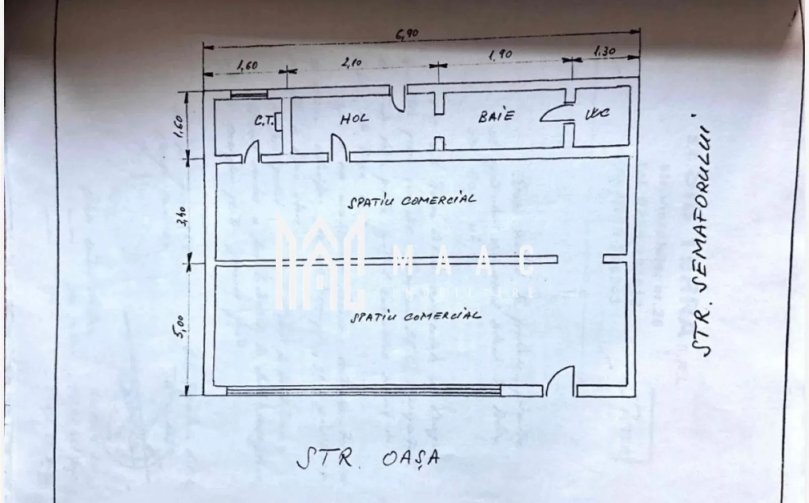 Spatiu comercial I VAD I 69 mpu I 7m front I Vasile Aaron - MAAC imobiliare va propune spre inchiriere un spatiu comercial aflat in Vasile Aaron, zona cu trafic intens Situat într-una dintre cele mai dinamice artere de cartier din Vasile Aaron, acest spațiu comercial beneficiază de front stradal generos de ~7 m, vizibilitate excelentă din stradă și trafic auto și pietonal intens. Zona este locuită dens și deservită de numeroase blocuri rezidențiale, mijloace de transport în comun și facilități de proximitate, ceea ce conferă un vad comercial constant pentru afaceri locale. 📐 Suprafață utilă: ~69 mp 🚶 Front stradal: ~7 m 🏙️ Acces: direct stradal, vizibilitate ridicată, acces pietonal și auto facil 🏘️ Context urban: blocuri de locuințe, stații de transport, piețe și servicii locale în apropiere (de ex. Easybox Piata Vasile Aron) Datorită amplasamentului stradal, dimensiunilor și expunerii bune, spațiul este ideal pentru o gamă largă de afaceri orientate spre consumatorul local și trafic pietonal regulat: 🛒 Retail & Comerț • Magazin de proximitate / mini-market • Cofetărie, patiserie sau brutărie • Magazin de flori • Aprovizionare produse nealimentare (bază / accesorii) • Bistro / take-away / cafenea • Gelaterie / ceainărie • Fast-food ușor sau snack bar 💇‍♂️ Servicii & Activități • Salon cosmetic / coafor / barber shop • Cabinet stomatologic / medical / estetica dentară • Birouri profesionale pentru consultanță, contabilitate, avocatură • Spații IT / service telefoane 📦 Alte activități cu trafic direct • Agenție de curierat / logistică mică • Locker / punct de ridicare colete • Birou / punct de vânzare pentru servicii de utilități (internet, energie, asigurări etc.) Pentru mai multe detalii precizati ca ati vazut anuntul cu ID CP2918453 }}