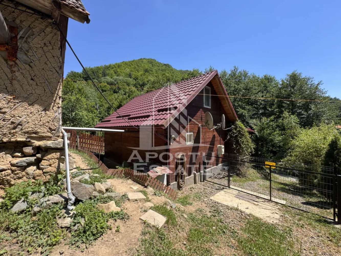 Casa din lemn, zona muntoasa, cu rau, la cheie, Ribita, Hunedoara