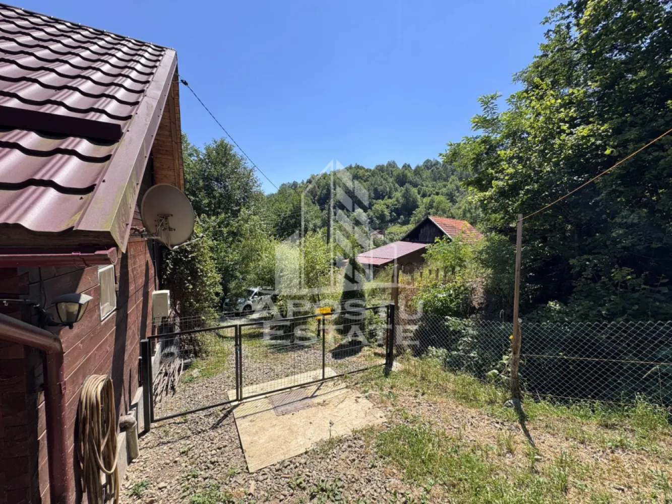 Casa din lemn, zona muntoasa, cu rau, la cheie, Ribita, Hunedoara