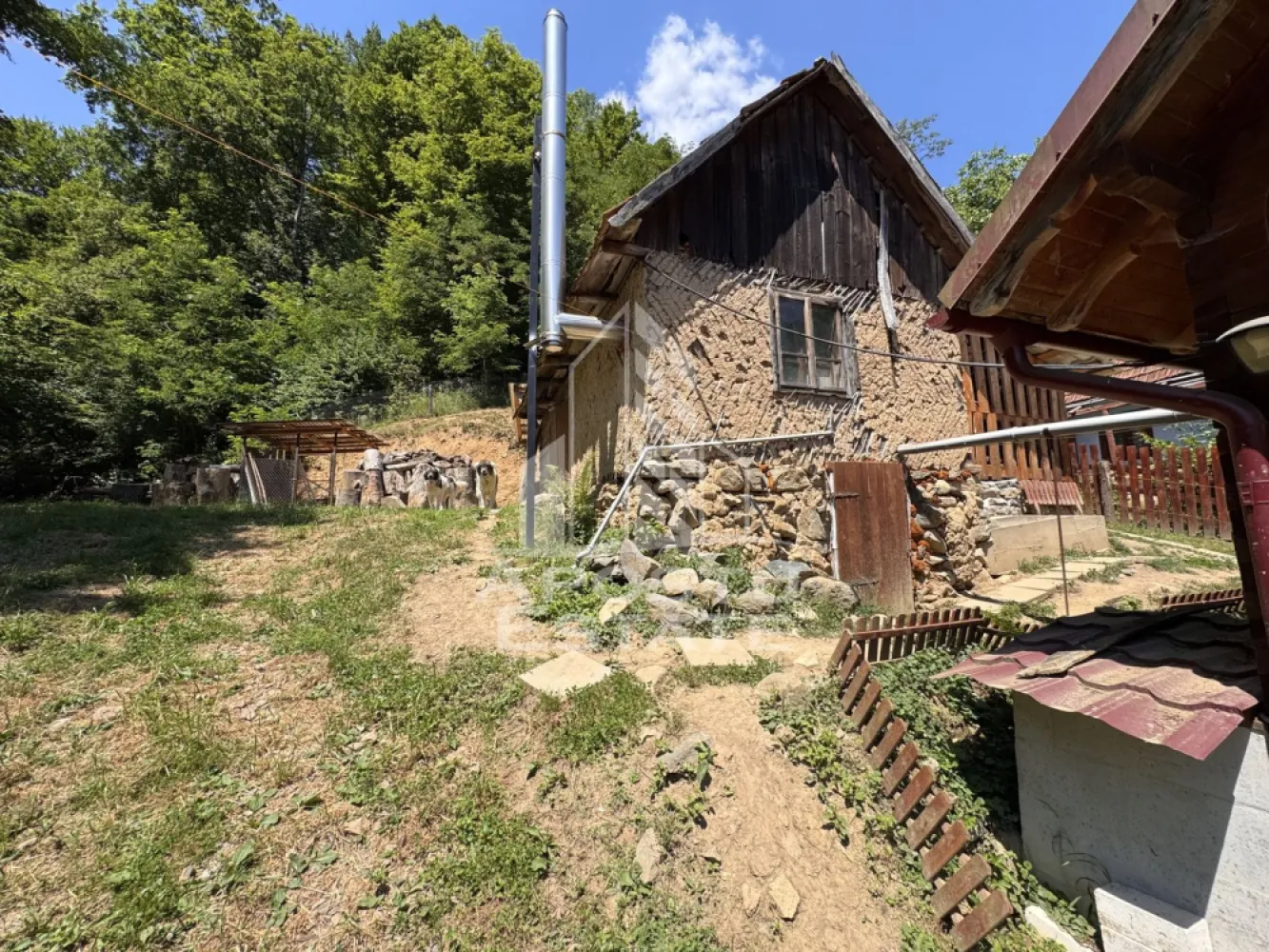 Casa din lemn, zona muntoasa, cu rau, la cheie, Ribita, Hunedoara