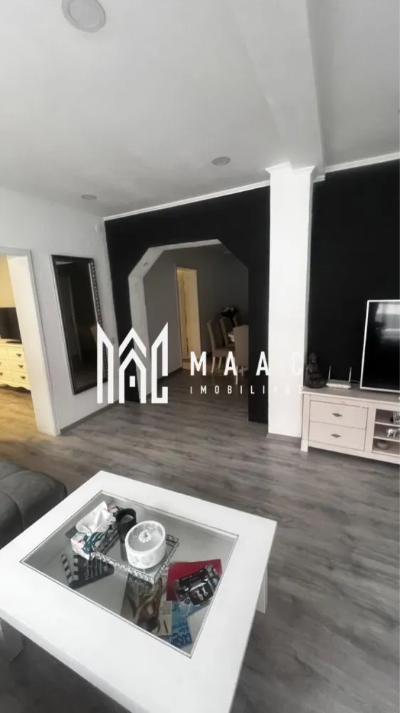 Casa de vanzare | Teren 600 | Renovata complet | Miercurea - MAAC Imobiliare vă propune spre vânzare o casă spațioasă și complet renovată în 2020, situată pe un teren generos de 600 mp, ideală pentru familie sau pentru cei care își doresc confort, intimitate și funcționalitate. Cu o suprafață de 190 mp utili, proprietatea este compartimentată eficient și oferă: 2 dormitoare luminoase Living generos Zonă de dining separată Bucătărie Baie Cămară pentru depozitare Locuința este parțial mobilată și utilată, fiind pregătită pentru mutare imediată. Dotări și beneficii: Garaj cu ușă acționată electric Anexe pentru depozitare Grădină proprie cu ieșire în strada paralelă Acoperiș nou (renovat integral în 2020) Renovare completă în 2020 (instalații, finisaje, acoperiș) Terenul de 600 mp oferă spațiu suficient pentru amenajarea unei zone de relaxare, grădinărit sau extindere. Această casă de vânzare reprezintă o oportunitate excelentă pentru cei care caută o proprietate solidă, renovată recent, cu garaj și grădină, într-o zonă liniștită. Pentru mai multe detalii sau programarea unei vizionări, contactați echipa MAAC Imobiliare. ID: CP2918532. }}