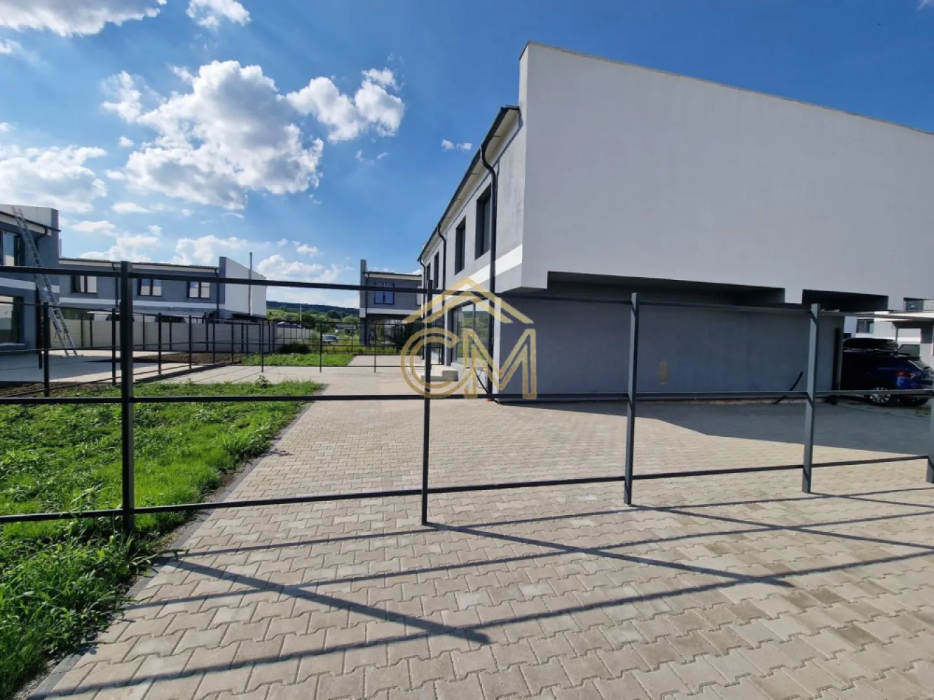 Casă 4 Camere - 110 MPU - 264 MP Teren - La Cheie - Va propunem spre vanzare o casa de tip Duplex situata in apropierea Sibiului – localitatea Rasinari, la granita cu Padurea Dumbrava. Proprietatea reprezinta echilibrul perfect intre arhitectura moderna, eficienta spatiului si linistea naturii.

Repere principale:
Constructie Noua (2024): Realizata integral din caramida, cu izolatie exterioara de inalta densitate si acoperis din tabla izolata.

Stadiu de predare " La Cheie": Locuinta are peretii gletuiti si zugraviti, gresie si parchet de calitate, usi de la Porta Doors instalatii electrice si sanitare (cada, cabina dus, vas wc).

Eficienta energetica: Ferestre PVC cu geam termopan performant si sistem de incalzire cu centrala proprie si calorifere montate.

Compartimentare inteligenta (110.5 mp utili):
PARTER:

Hol de acces

Bucatarie inchisa (ideala pentru a evita mirosurile in zona de zi)

Baie spatioasa

Living generos, inundat de lumina naturala, cu iesire directa spre terasa si gradina privata

ETAJ:

Zona de noapte compusa din 3 dormitoare confortabile

Dressing dedicat

Baie mare

Balcon generos de unde puteti admira vederea spre munte

Exterior si facilitati:
Teren total: 264 mp, cu o curte libera de 194 mp – spatiu ideal pentru amenajarea unui foisor, loc de joaca sau zona de gratar.

Parcare: 2 locuri de parcare proprii, amenajate in incinta.

Infrastructura: Accesul este facil si proprietatea este conectata la toate utilitatile (apa, canalizare, gaz, curent, fibra optica).

Locatie:
Proprietatea beneficiaza de o pozitie strategica, oferind acces rapid catre parcurile si zonele de agrement din proximitatea Sibiului, pastrand in acelasi timp aerul curat si autenticitatea Marginimii.

Contact si Vizionari:
Pentru a programa o vizionare sau pentru detalii suplimentare, va rugam sa ne contactati la numarul de telefon
