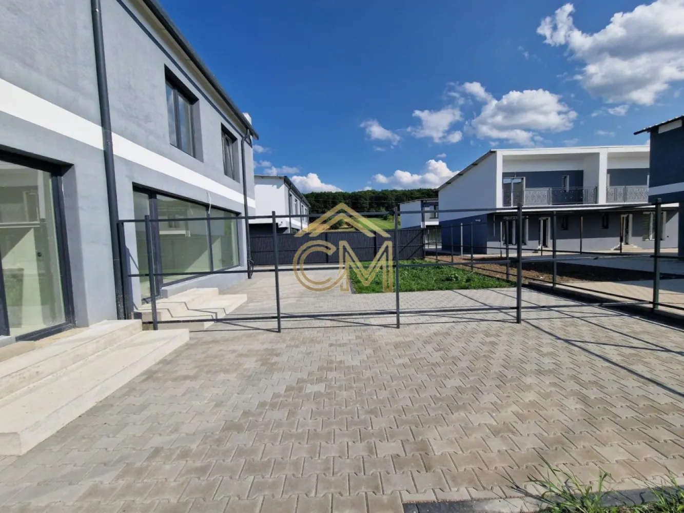 Casă 4 Camere - 110 MPU - 264 MP Teren - La Cheie - Va propunem spre vanzare o casa de tip Duplex situata in apropierea Sibiului – localitatea Rasinari, la granita cu Padurea Dumbrava. Proprietatea reprezinta echilibrul perfect intre arhitectura moderna, eficienta spatiului si linistea naturii.

Repere principale:
Constructie Noua (2024): Realizata integral din caramida, cu izolatie exterioara de inalta densitate si acoperis din tabla izolata.

Stadiu de predare " La Cheie": Locuinta are peretii gletuiti si zugraviti, gresie si parchet de calitate, usi de la Porta Doors instalatii electrice si sanitare (cada, cabina dus, vas wc).

Eficienta energetica: Ferestre PVC cu geam termopan performant si sistem de incalzire cu centrala proprie si calorifere montate.

Compartimentare inteligenta (110.5 mp utili):
PARTER:

Hol de acces

Bucatarie inchisa (ideala pentru a evita mirosurile in zona de zi)

Baie spatioasa

Living generos, inundat de lumina naturala, cu iesire directa spre terasa si gradina privata

ETAJ:

Zona de noapte compusa din 3 dormitoare confortabile

Dressing dedicat

Baie mare

Balcon generos de unde puteti admira vederea spre munte

Exterior si facilitati:
Teren total: 264 mp, cu o curte libera de 194 mp – spatiu ideal pentru amenajarea unui foisor, loc de joaca sau zona de gratar.

Parcare: 2 locuri de parcare proprii, amenajate in incinta.

Infrastructura: Accesul este facil si proprietatea este conectata la toate utilitatile (apa, canalizare, gaz, curent, fibra optica).

Locatie:
Proprietatea beneficiaza de o pozitie strategica, oferind acces rapid catre parcurile si zonele de agrement din proximitatea Sibiului, pastrand in acelasi timp aerul curat si autenticitatea Marginimii.

Contact si Vizionari:
Pentru a programa o vizionare sau pentru detalii suplimentare, va rugam sa ne contactati la numarul de telefon