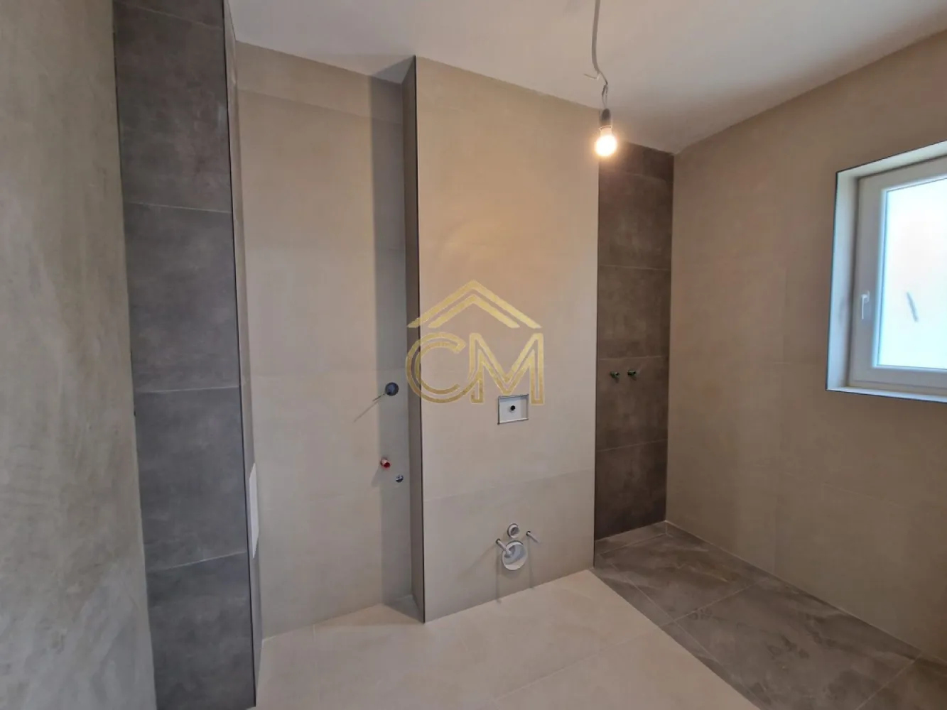 Casă 4 Camere - 110 MPU - 264 MP Teren - La Cheie - Va propunem spre vanzare o casa de tip Duplex situata in apropierea Sibiului – localitatea Rasinari, la granita cu Padurea Dumbrava. Proprietatea reprezinta echilibrul perfect intre arhitectura moderna, eficienta spatiului si linistea naturii.

Repere principale:
Constructie Noua (2024): Realizata integral din caramida, cu izolatie exterioara de inalta densitate si acoperis din tabla izolata.

Stadiu de predare " La Cheie": Locuinta are peretii gletuiti si zugraviti, gresie si parchet de calitate, usi de la Porta Doors instalatii electrice si sanitare (cada, cabina dus, vas wc).

Eficienta energetica: Ferestre PVC cu geam termopan performant si sistem de incalzire cu centrala proprie si calorifere montate.

Compartimentare inteligenta (110.5 mp utili):
PARTER:

Hol de acces

Bucatarie inchisa (ideala pentru a evita mirosurile in zona de zi)

Baie spatioasa

Living generos, inundat de lumina naturala, cu iesire directa spre terasa si gradina privata

ETAJ:

Zona de noapte compusa din 3 dormitoare confortabile

Dressing dedicat

Baie mare

Balcon generos de unde puteti admira vederea spre munte

Exterior si facilitati:
Teren total: 264 mp, cu o curte libera de 194 mp – spatiu ideal pentru amenajarea unui foisor, loc de joaca sau zona de gratar.

Parcare: 2 locuri de parcare proprii, amenajate in incinta.

Infrastructura: Accesul este facil si proprietatea este conectata la toate utilitatile (apa, canalizare, gaz, curent, fibra optica).

Locatie:
Proprietatea beneficiaza de o pozitie strategica, oferind acces rapid catre parcurile si zonele de agrement din proximitatea Sibiului, pastrand in acelasi timp aerul curat si autenticitatea Marginimii.

Contact si Vizionari:
Pentru a programa o vizionare sau pentru detalii suplimentare, va rugam sa ne contactati la numarul de telefon