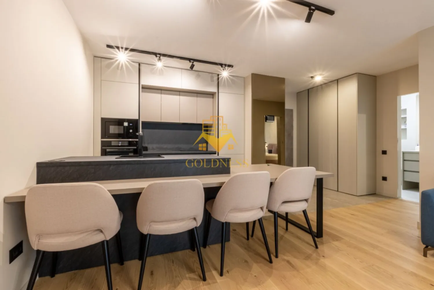 2 camere, lux, parcare, Gheorgheni zona FSEGA,Iulius Mall,Pet Friendly - GOLDNESS Imobiliare vă propune spre închiriere un apartament cu 2 camere complet mobilat și utilat, la etajul 3 într-un imobil de 6 etaje, în cartierul Gheorgheni. 
Se poate inchiriat parcare subterana cu 50 euro!

Apartamentul este compartimentat astfel:
 - dormitor cu pat matrimonial, dressing, noptiere

 - living cu bucatarie open-space complet utilată, canapea extensibilă, loc de servit masa 

 - baie cu cabina de dus, calorifer port prosop inox și dulap pentru depozitare.

 - terasa de 11 mp.

Imobilul este dotat cu toate cele necesare- centrală proprie, mașină de spălat haine, frigider, plită electrică, hotă, etc. 

Se află în apropierea stațiilor de transport în comun, magazine, restaurante, spații verzi, farmacii, etc. 

Dacă sunteți interesați de acest apartament și doriți să îl vizionați, dar și pentru alte oferte sau detalii nu ezitați să ne contactați telefonic sau prin e-mail. Vă stăm la dispoziție!