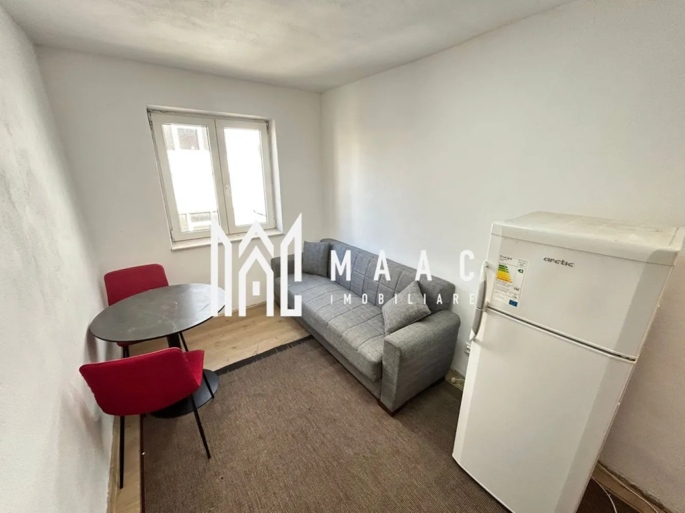 Garsonieră | Ideal investiție | Etaj 3 | Zona Centrala - MAAC Imobiliare vă propune spre vânzare o garsonieră situată într-o zonă semicentrală a municipiului Sibiu, pe Strada Abatorului, cu acces facil către centrul orașului și principalele puncte de interes. Caracteristici: • Cameră luminoasă, cu compartimentare eficientă • Se vinde mobilată, conform fotografiilor • Frigider propriu în cameră • Finisaje simple, bine întreținute Spații comune: • Bucătărie comună • Baie comună Avantaje: • Zonă bine conectată la transport public • Acces rapid către gară și centru • Cheltuieli reduse de întreținere • Ideală pentru investiție, student sau persoană singură Proprietatea este disponibilă imediat și reprezintă o oportunitate bună pentru cei care caută o locuință practică sau o investiție cu randament bun într-o zonă semicentrală. Pentru mai multe detalii sau pentru a programa o vizionare, te rugăm să ne contactezi, specificând ID: CP2855715 }}