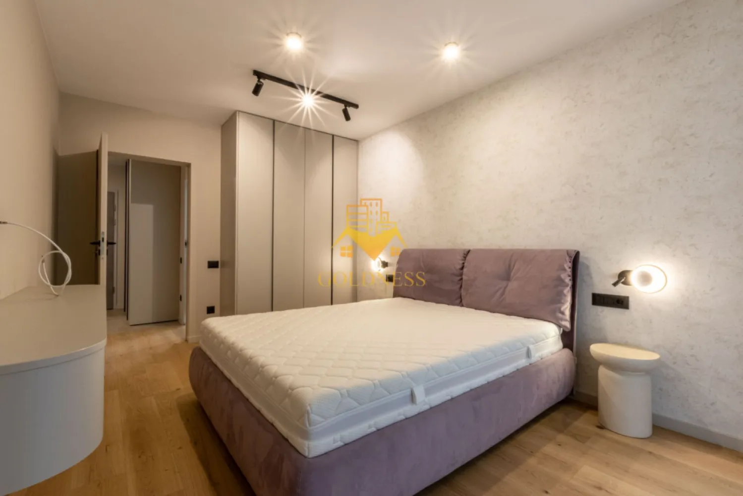 2 camere, lux, parcare, Gheorgheni zona FSEGA,Iulius Mall,Pet Friendly - GOLDNESS Imobiliare vă propune spre închiriere un apartament cu 2 camere complet mobilat și utilat, la etajul 3 într-un imobil de 6 etaje, în cartierul Gheorgheni. 
Se poate inchiriat parcare subterana cu 50 euro!

Apartamentul este compartimentat astfel:
 - dormitor cu pat matrimonial, dressing, noptiere

 - living cu bucatarie open-space complet utilată, canapea extensibilă, loc de servit masa 

 - baie cu cabina de dus, calorifer port prosop inox și dulap pentru depozitare.

 - terasa de 11 mp.

Imobilul este dotat cu toate cele necesare- centrală proprie, mașină de spălat haine, frigider, plită electrică, hotă, etc. 

Se află în apropierea stațiilor de transport în comun, magazine, restaurante, spații verzi, farmacii, etc. 

Dacă sunteți interesați de acest apartament și doriți să îl vizionați, dar și pentru alte oferte sau detalii nu ezitați să ne contactați telefonic sau prin e-mail. Vă stăm la dispoziție!