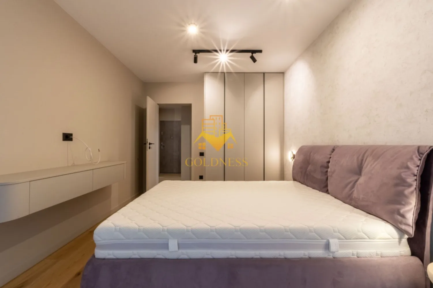 2 camere, lux, parcare, Gheorgheni zona FSEGA,Iulius Mall,Pet Friendly - GOLDNESS Imobiliare vă propune spre închiriere un apartament cu 2 camere complet mobilat și utilat, la etajul 3 într-un imobil de 6 etaje, în cartierul Gheorgheni. 
Se poate inchiriat parcare subterana cu 50 euro!

Apartamentul este compartimentat astfel:
 - dormitor cu pat matrimonial, dressing, noptiere

 - living cu bucatarie open-space complet utilată, canapea extensibilă, loc de servit masa 

 - baie cu cabina de dus, calorifer port prosop inox și dulap pentru depozitare.

 - terasa de 11 mp.

Imobilul este dotat cu toate cele necesare- centrală proprie, mașină de spălat haine, frigider, plită electrică, hotă, etc. 

Se află în apropierea stațiilor de transport în comun, magazine, restaurante, spații verzi, farmacii, etc. 

Dacă sunteți interesați de acest apartament și doriți să îl vizionați, dar și pentru alte oferte sau detalii nu ezitați să ne contactați telefonic sau prin e-mail. Vă stăm la dispoziție!
