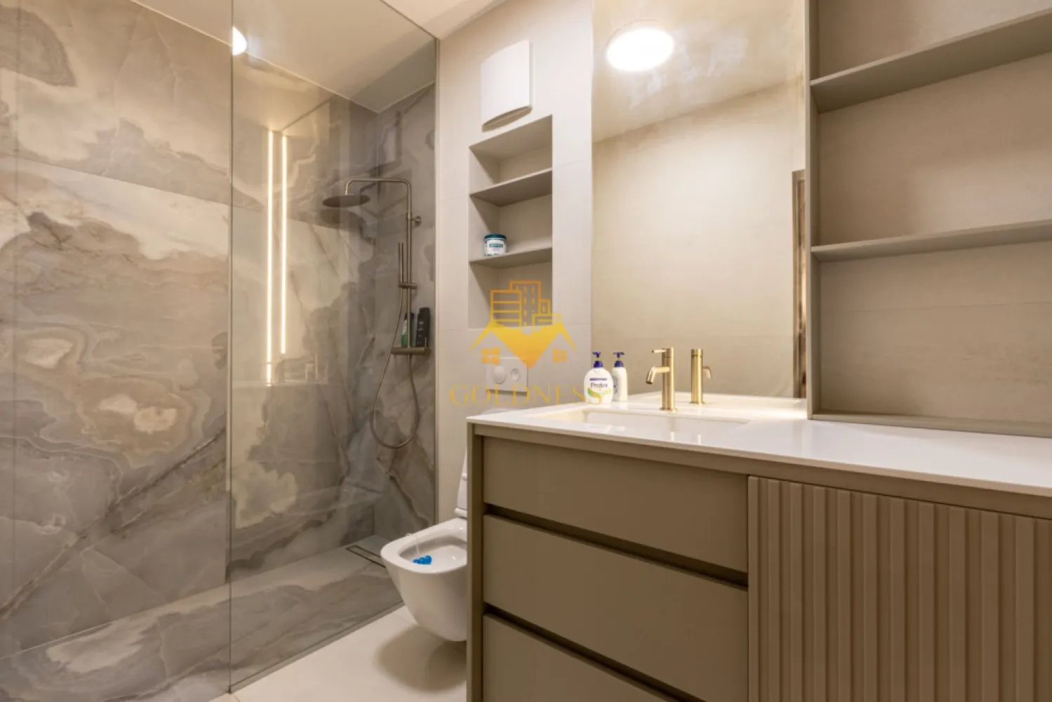 2 camere, lux, parcare, Gheorgheni zona FSEGA,Iulius Mall,Pet Friendly - GOLDNESS Imobiliare vă propune spre închiriere un apartament cu 2 camere complet mobilat și utilat, la etajul 3 într-un imobil de 6 etaje, în cartierul Gheorgheni. 
Se poate inchiriat parcare subterana cu 50 euro!

Apartamentul este compartimentat astfel:
 - dormitor cu pat matrimonial, dressing, noptiere

 - living cu bucatarie open-space complet utilată, canapea extensibilă, loc de servit masa 

 - baie cu cabina de dus, calorifer port prosop inox și dulap pentru depozitare.

 - terasa de 11 mp.

Imobilul este dotat cu toate cele necesare- centrală proprie, mașină de spălat haine, frigider, plită electrică, hotă, etc. 

Se află în apropierea stațiilor de transport în comun, magazine, restaurante, spații verzi, farmacii, etc. 

Dacă sunteți interesați de acest apartament și doriți să îl vizionați, dar și pentru alte oferte sau detalii nu ezitați să ne contactați telefonic sau prin e-mail. Vă stăm la dispoziție!