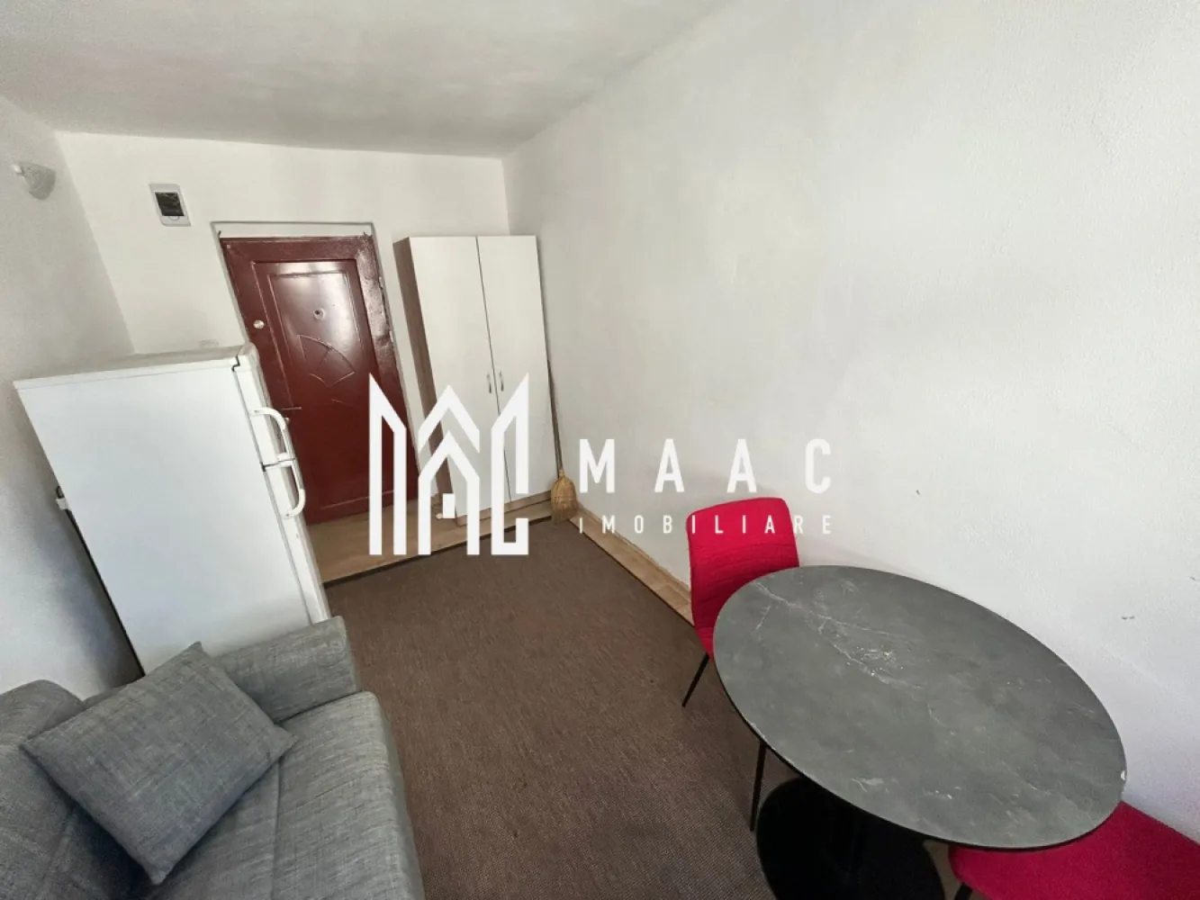 Garsonieră | Ideal investiție | Etaj 3 | Zona Centrala - MAAC Imobiliare vă propune spre vânzare o garsonieră situată într-o zonă semicentrală a municipiului Sibiu, pe Strada Abatorului, cu acces facil către centrul orașului și principalele puncte de interes. Caracteristici: • Cameră luminoasă, cu compartimentare eficientă • Se vinde mobilată, conform fotografiilor • Frigider propriu în cameră • Finisaje simple, bine întreținute Spații comune: • Bucătărie comună • Baie comună Avantaje: • Zonă bine conectată la transport public • Acces rapid către gară și centru • Cheltuieli reduse de întreținere • Ideală pentru investiție, student sau persoană singură Proprietatea este disponibilă imediat și reprezintă o oportunitate bună pentru cei care caută o locuință practică sau o investiție cu randament bun într-o zonă semicentrală. Pentru mai multe detalii sau pentru a programa o vizionare, te rugăm să ne contactezi, specificând ID: CP2855715 }}