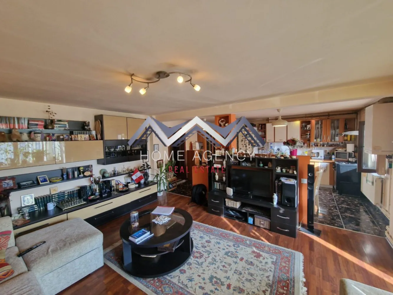 Apartament 4 camere ULTRACENTRAL Otopeni | lângă școală - Vă propunem, spre vânzare, un apartament foarte spațios de 4 camere, decomandat, în suprafață de 91.55 mp utili și două balcoane închise, aflat la etajul 1 al unui bloc cu 3 niveluri, bine întreținut și anvelopat. O locuință ideală pentru familiile care își doresc confort, spațiu și acces rapid la puncte de interes esențiale din zonă. Holul de acces este amplu și bine delimitat, oferind o tranziție plăcută către zona de zi. Bucătăria, retrasă față de living, este bine organizată și oferă posibilitatea de a fi închisă complet, dacă viitorii proprietari își doresc un spațiu separat de gătit. Livingul, luminos și generos, are deschidere către un balcon închis foarte spațios, care poate servi ca zonă de relaxare, birou sau spațiu suplimentar pentru depozitare. Zona de odihnă este inteligent separată de restul locuinței printr-o ușă, asigurând liniște deplină și intimitate. Un hol secundar generos oferă acces către cele trei dormitoare, dintre care unul beneficiază de balcon propriu închis. Baia este luminată natural, fiind dotată cu fereastră și cadă. Clădirea este anvelopată și foarte bine izolată atât la exterior, cât și suplimentar la interior (vată minerală + rigips), ceea ce asigură un confort termic sporit și costuri reduse de întreținere. Scara blocului este curată și întreținută. Localizarea reprezintă un avantaj major: apartamentul se află chiar vizavi de școală - Liceul Teoretic "Ioan Petruș" și câteva minute de mers pe jos de Grădinița Nr. 1 cu program prelungit, 1 minut de mers pe jos de viitoarea stație de metrou, și în imediata apropiere a magazinelor, restaurantelor, pieței, stațiilor de transport în comun și altor facilități esențiale, precum și DN1, Aeroport, Centură etc. O proprietate foarte bine compartimentată, luminoasă și bine proporționată, într-un imobil îngrijit, perfectă pentru o familie care caută un cămin stabil, spațios și bine amplasat în zona ultracentrală a orașului Otopeni. Programează acum o vizionare! }}