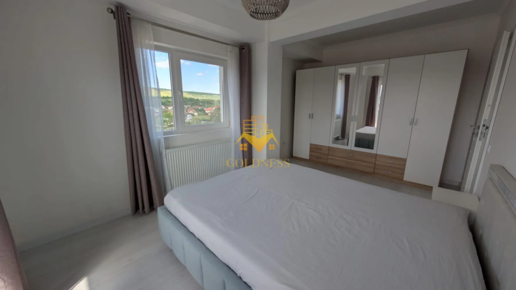 2 camere semidecomandate, Florești, LIDL, Parcare - GOLDNESS Imobiliare vă propune spre vânzare un apartament cu 2 camere semidecomandate, complet mobilat și utilat, situat la etajul 5 din 5 al unui imobil din Florești.

Apartamentul dispune de loc de parcare, contra cost la 4000 €.

Locuința se află în apropierea stațiilor de transport în comun, magazinelor, restaurantelor, spațiilor verzi și farmaciilor.

Compartimentarea este următoarea:

- dormitor cu pat matrimonial, dulap și noptiere
-living cu bucătărie open space complet mobilată și utilată, loc de servit masa, TV și aer condiționat
-baie cu duș walk-in, calorifer port prosop și spațiu pentru depozitare
-balcon de aproximativ 10 mp

Imobilul este dotat cu toate utilitățile necesare: centrală termică proprie, frigider, aragaz, hotă, mașină de spălat haine, aer condiționat, TV etc.

Pentru mai multe detalii sau pentru programarea unei vizionări, vă stăm la dispoziție telefonic sau prin e-mail.

Pentru intermediere se percepe un comision de 2% din prețul de vânzare!
