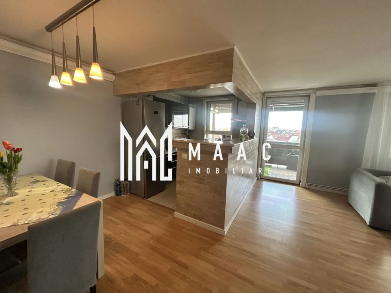 Apartament de vanzare Sibiu 3 camere decomandat | Terezian | 94 mp - Apartament cu 3 camere decomandat, situat in Terezian, Sibiu, la etajul 3 din 4, cu 94,2 mp utili, 2 bai, balcon si finisaje moderne, disponibil complet mobilat si utilat.

Detalii proprietate:
• Suprafata utila: 94,2 mp, suprafata construita: 113 mp
• Compartimentare: living cu bucatarie open-space, 2 dormitoare decomandate, 2 bai
• Etaj 3 din 4, imobil finalizat in 2003
• Finisat modern, complet mobilat si utilat
• Balcon de 10 mp si boxa la subsol de 13 mp
• Orientare vestica si parcare in curtea interioara

Zona Terezian ofera acces rapid catre magazine, scoli, transport public si principalele puncte de interes din Sibiu, cu conexiune facila spre oras.

Pentru detalii suplimentare si programarea unei vizionari, contactati echipa MAAC Imobiliare si mentionati Cod anunt CP3038126.