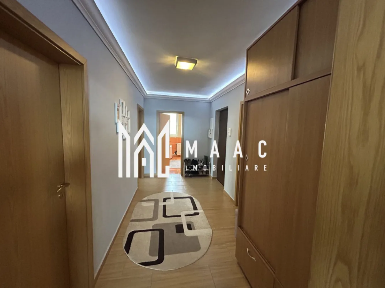 Apartament de vanzare Sibiu 3 camere decomandat | Terezian | 94 mp - Apartament cu 3 camere decomandat, situat in Terezian, Sibiu, la etajul 3 din 4, cu 94,2 mp utili, 2 bai, balcon si finisaje moderne, disponibil complet mobilat si utilat.

Detalii proprietate:
• Suprafata utila: 94,2 mp, suprafata construita: 113 mp
• Compartimentare: living cu bucatarie open-space, 2 dormitoare decomandate, 2 bai
• Etaj 3 din 4, imobil finalizat in 2003
• Finisat modern, complet mobilat si utilat
• Balcon de 10 mp si boxa la subsol de 13 mp
• Orientare vestica si parcare in curtea interioara

Zona Terezian ofera acces rapid catre magazine, scoli, transport public si principalele puncte de interes din Sibiu, cu conexiune facila spre oras.

Pentru detalii suplimentare si programarea unei vizionari, contactati echipa MAAC Imobiliare si mentionati Cod anunt CP3038126.