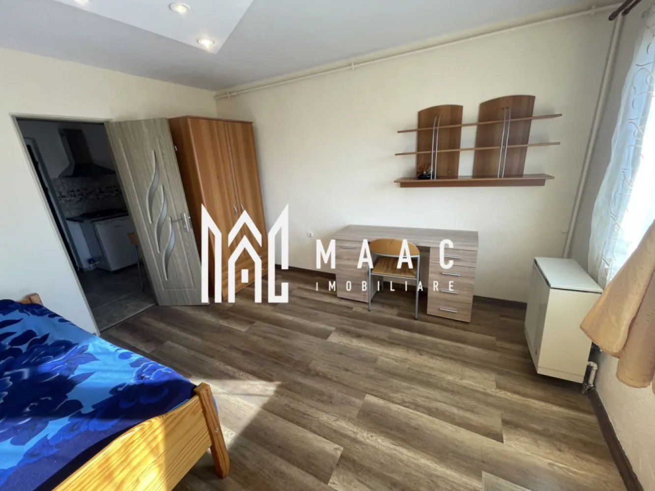 Apartament 1 cameră semidecomandat | Trei Stejari, Sibiu | 23 mp, etaj 3 - Apartament de închiriat în Sibiu, în zona Trei Stejari, cu 1 cameră semidecomandată, 23 mp utili și acces rapid către Promenada Mall și principalele puncte de interes ale orașului.

Detalii proprietate:
• Suprafață utilă: 23 mp
• Suprafață construită: 25 mp
• Compartimentare: semidecomandat
• 1 cameră, 1 baie și 1 bucătărie
• Etaj 3 din 4
• An construcție: 1980
• Stare interioară: finisat clasic
• Orientare: vest
• Proprietatea este complet mobilată și utilată

Locuința este situată în imediata apropiere a Promenada Mall Sibiu și la câteva minute de Facultatea de Medicină. Zona oferă acces rapid către centrul istoric al Sibiului, mijloace de transport în comun, supermarketuri, farmacii, restaurante, cafenele și zone comerciale.

Cod anunț CP3191793. Contactați echipa MAAC Imobiliare pentru detalii suplimentare și pentru programarea unei vizionări.