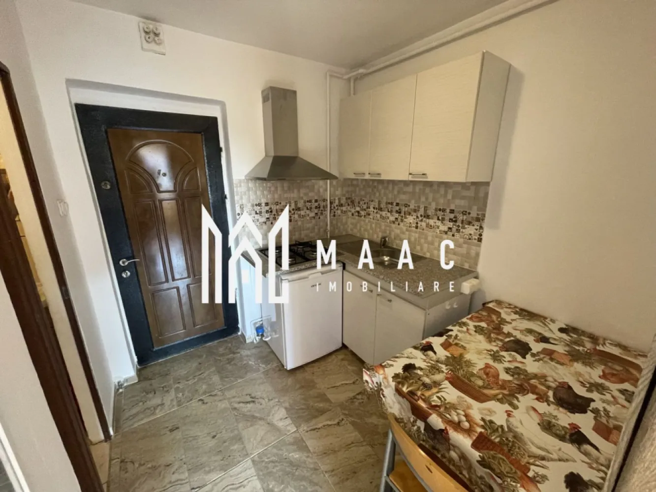 Apartament 1 cameră semidecomandat | Trei Stejari, Sibiu | 23 mp, etaj 3 - Apartament de închiriat în Sibiu, în zona Trei Stejari, cu 1 cameră semidecomandată, 23 mp utili și acces rapid către Promenada Mall și principalele puncte de interes ale orașului.

Detalii proprietate:
• Suprafață utilă: 23 mp
• Suprafață construită: 25 mp
• Compartimentare: semidecomandat
• 1 cameră, 1 baie și 1 bucătărie
• Etaj 3 din 4
• An construcție: 1980
• Stare interioară: finisat clasic
• Orientare: vest
• Proprietatea este complet mobilată și utilată

Locuința este situată în imediata apropiere a Promenada Mall Sibiu și la câteva minute de Facultatea de Medicină. Zona oferă acces rapid către centrul istoric al Sibiului, mijloace de transport în comun, supermarketuri, farmacii, restaurante, cafenele și zone comerciale.

Cod anunț CP3191793. Contactați echipa MAAC Imobiliare pentru detalii suplimentare și pentru programarea unei vizionări.