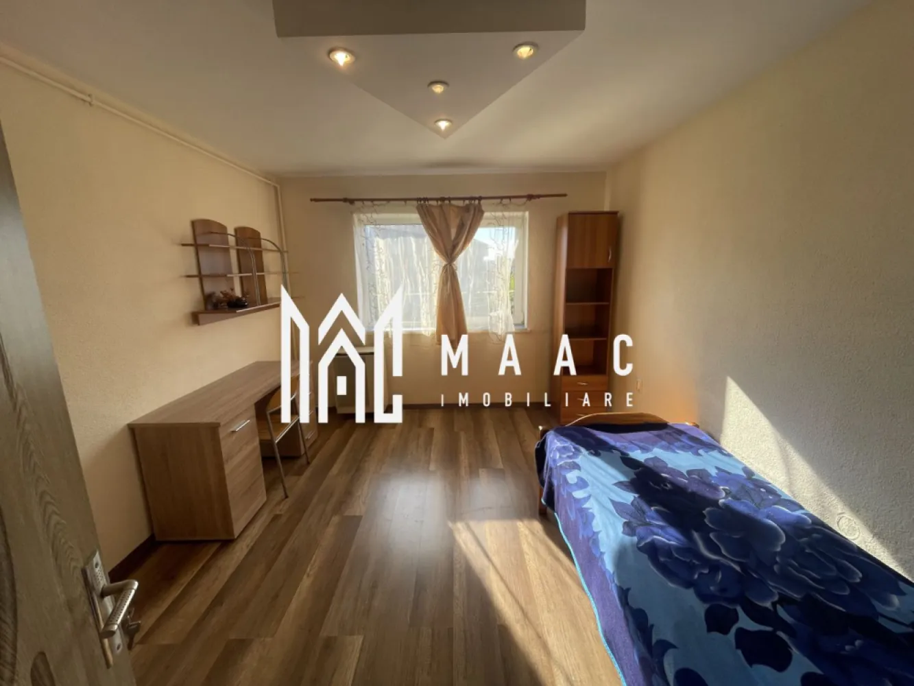 Apartament 1 cameră semidecomandat | Trei Stejari, Sibiu | 23 mp, etaj 3 - Apartament de închiriat în Sibiu, în zona Trei Stejari, cu 1 cameră semidecomandată, 23 mp utili și acces rapid către Promenada Mall și principalele puncte de interes ale orașului.

Detalii proprietate:
• Suprafață utilă: 23 mp
• Suprafață construită: 25 mp
• Compartimentare: semidecomandat
• 1 cameră, 1 baie și 1 bucătărie
• Etaj 3 din 4
• An construcție: 1980
• Stare interioară: finisat clasic
• Orientare: vest
• Proprietatea este complet mobilată și utilată

Locuința este situată în imediata apropiere a Promenada Mall Sibiu și la câteva minute de Facultatea de Medicină. Zona oferă acces rapid către centrul istoric al Sibiului, mijloace de transport în comun, supermarketuri, farmacii, restaurante, cafenele și zone comerciale.

Cod anunț CP3191793. Contactați echipa MAAC Imobiliare pentru detalii suplimentare și pentru programarea unei vizionări.
