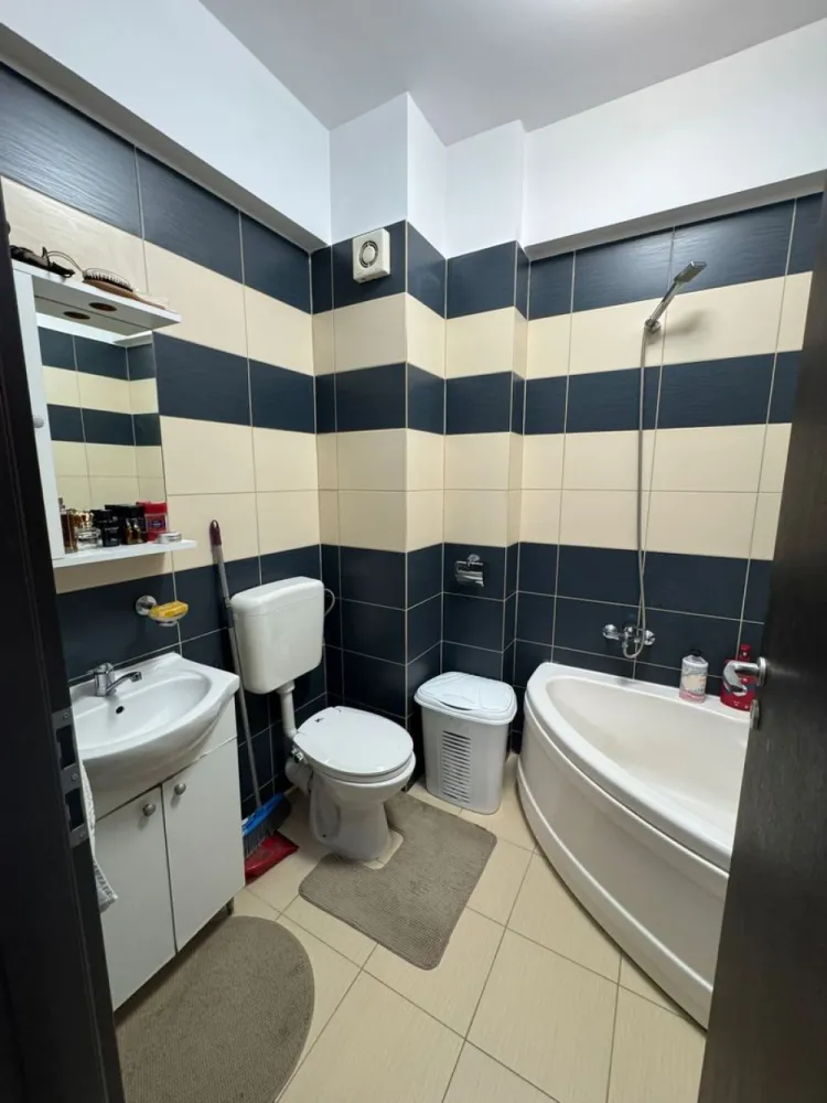 Apartament 2 Camere Militari Residence – Str. Rezervelor 54 - Apartament cu 2 camere situat in Militari Residence, pe strada Rezervelor nr.54, in blocul 1, vedere stradala, langa Tratoria Roz Caffe. Proprietatea se afla la etajul 2 din 7, intr-un bloc prevazut cu 2 lifturi si se vinde mobilata, exact cum se vede in poze. Apartamentul are o suprafata totala de 55.14 mp, compartimentata astfel: living cu bucatarie open space de 26.31 mp, dormitor de 15 mp, baie de 5 mp si balcon deschis de 5 mp. Este dotat cu centrala proprie si aer conditionat. In apropiere se gasesc centre comerciale precum Auchan La Strada, Mega Image, Lidl si Penny, dar si unitati de invatamant (Scoala Petru Rares, gradinite de stat si particulare). Accesul la mijloacele de transport in comun este facil, RATB avand statie chiar langa bloc. }}