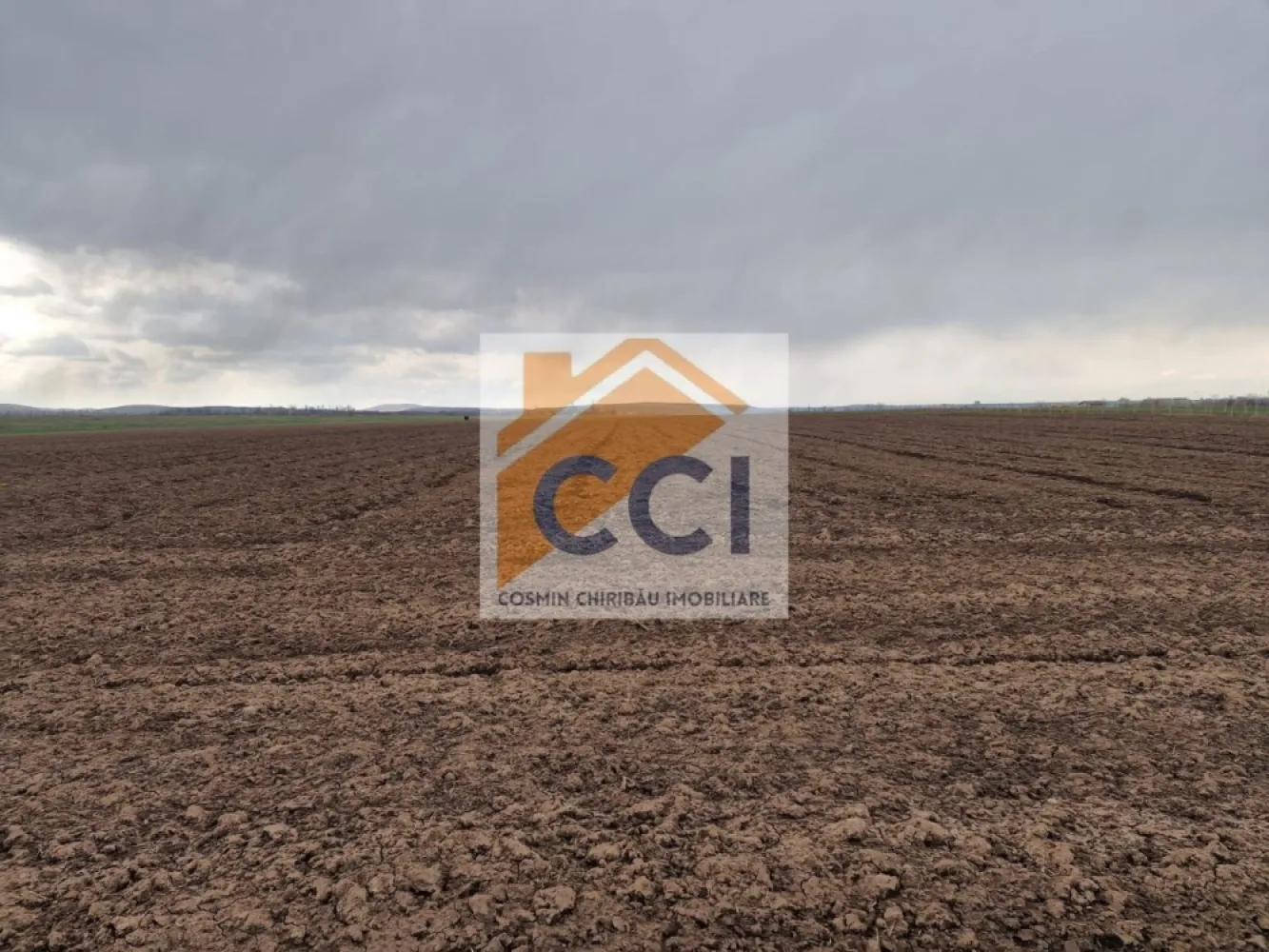 Teren 10,000mp Bacau / Strada Alexandru Safran - Se vinde aceasta suprafata de teren de 1ha, situata in spatele RAR Bacau, cu acces din strada Alexandru Safran printr-un drum public perpendicular pe aceasta de aprox. 250 m. Zona a fost inclusa la actualizarea PUG ului mun. Bacau in intravilanul extins ,fapt care ii confera valente puternice de dezvoltare in viitor. Fiind deasupra nivelului orasului, panorama de la fata locului este superba, ai senzatia ca tii orasul in palma. Exista certificat de urbanism de informare pt aceasta proprietate.
Pt orice alte detalii sau vizionari nu ezita sa ma contactezi.