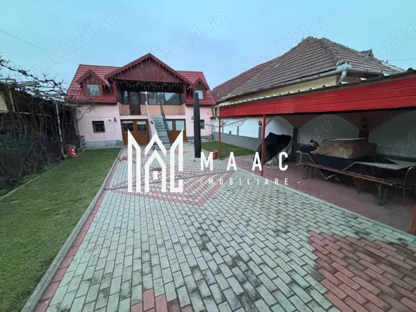 Mansardă | 70MP | Curte | Trei Stejari - MAAC Imobiliare vă propune spre închiriere o mansardă la casă ,într-o zonă liniștită a orașului, în cartierul Trei Stejari. Proprietatea oferă un cadru intim si primitor, cu acces facil către punctele de interes urbane. Locuința dispune de o suprafață utilă de 70 mp, fiind configurată inteligent pentru a oferi maximum de confort fără a include parterul, beneficiind în schimb de acces la curte. Compartimentarea este una practică si aerisită, cuprinzând: -două camere luminoase -un living generos -bucătărie complet echipată -baie Varianta ideală pentru o persoana singură sau pentru un cuplu care își dorește un stil de viață relaxat intr-o zona de prestigiu. Condiții închiriere: -garanție în cuantumul unei chirii lunare. Pentru programarea unei vizionări sau mai multe detalii contactați-ne și specificați codul proprietății ID: CP2904806.