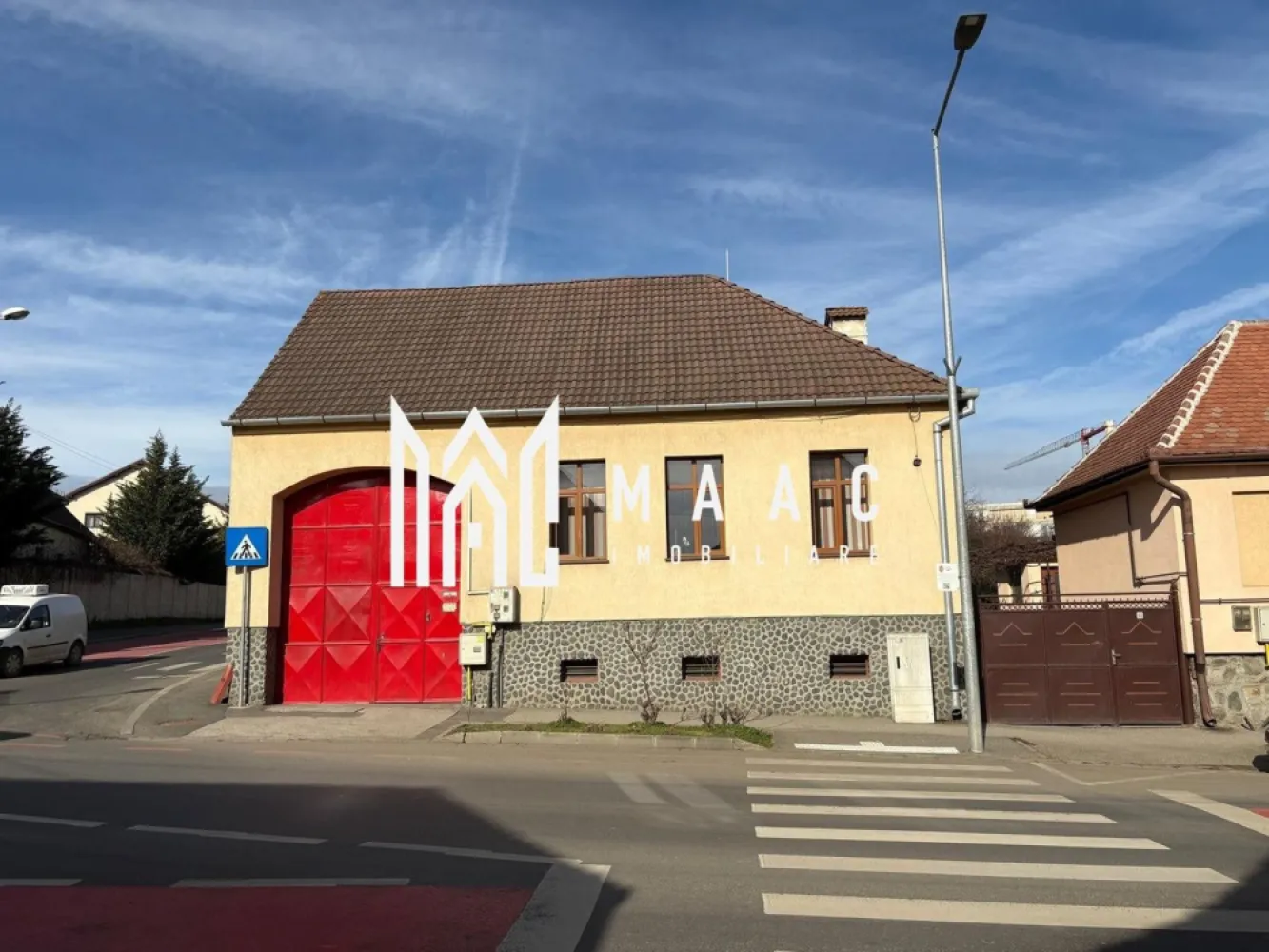 Casa 4 camere I Individuala I 810 mp teren I Turnisor - Vă propunem spre vânzare o casă individuală situată într-o zonă excelentă din cartierul Turnișor, la intersecția a două străzi importante și intens circulate, ceea ce îi oferă un potențial rezidențial și comercial deosebit. -Suprafață teren: 810 mp - Amprentă la sol: 150 mp - Compartimentare: • 4 camere • 2 băi • bucătărie . pivnita din 3 camere total 43,5 mp • curte generoasă (momentan in curte sunt construite magazii pentru depozitare- care se pot darama cu usurinta) Imobilul este poziționat pe colț, cu vizibilitate foarte bună, acces facil și expunere maximă – un avantaj major atât pentru locuință, cât și pentru activități comerciale. Ideală pentru locuit • curte mare, perfectă pentru familie, grădină, relaxare • intimitate și spațiu • zonă bine conectată la oraș Potențial investițional / comercial Datorită amplasării excelente, proprietatea este pretabilă pentru multiple tipuri de dezvoltări comerciale, precum: • fast-food / drive-in • market / mini-market • spații comerciale • clinică / cabinet • sediu firmă / birouri • showroom • farmacie • magazin de proximitate • service, spălătorie auto, cafenea, etc. Trafic auto intens + poziție pe colț = vizibilitate maximă și accesibilitate excelentă, două criterii esențiale pentru orice afacere de succes. Pentru mai multe detalii precizati ca ati vazut anuntul cu ID CP2922701