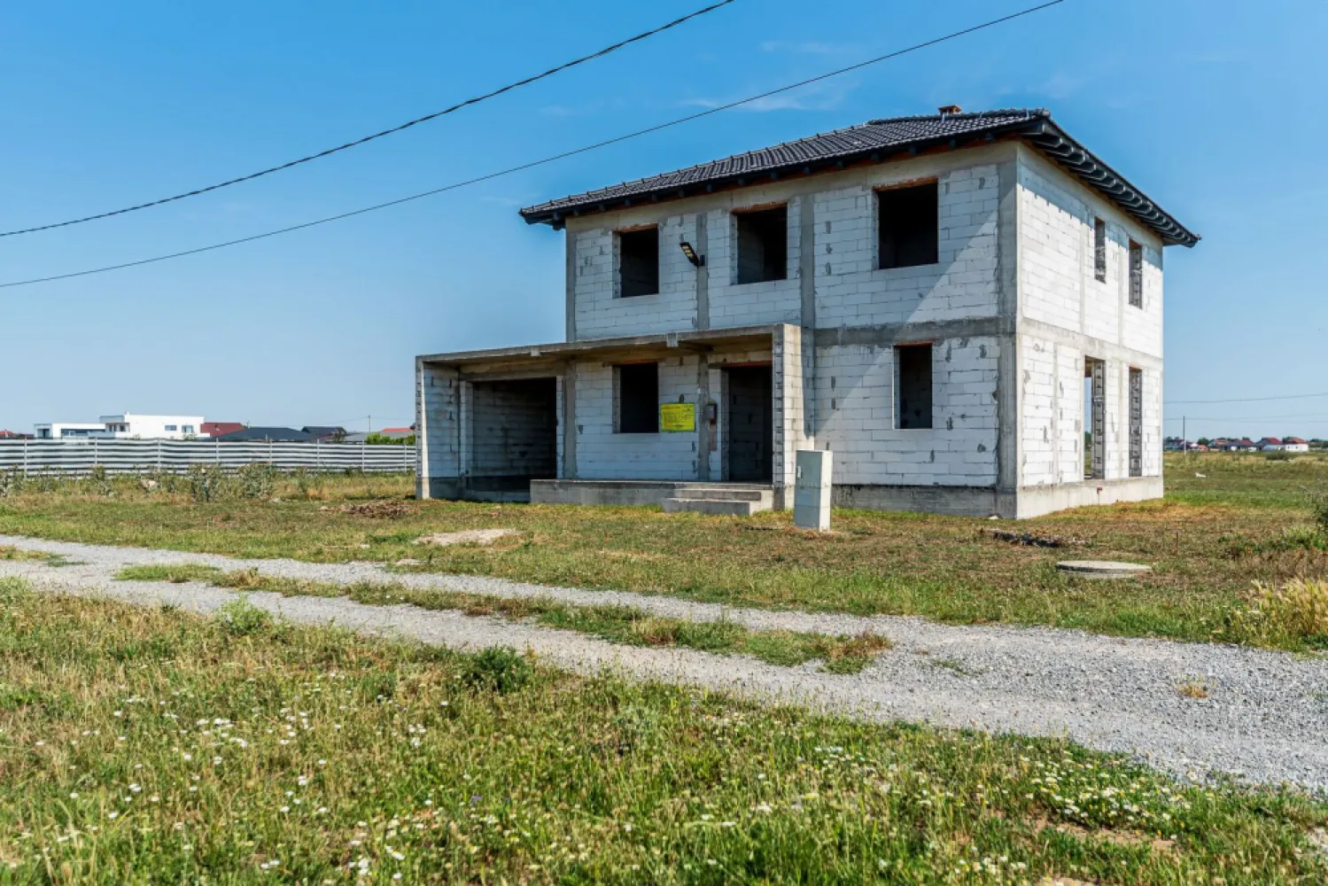 Vilă cu 5 camere | teren 1000 mp | cartier San Paolo (lângă Westfield) - Pe scurt, de ce merită această proprietate:
Locație excelentă: situată în cartierul rezidențial San Paolo, imediat lângă Westfield — o zonă nouă, curată, sigură și foarte aerisită, la doar 15 minute de oraș.

Teren de 1000 mp: spațiu suficient pentru piscină, foișor, gazon și libertate totală pentru familie.

Construcție nouă & solidă: ridicată responsabil, cu materiale de calitate superioară, pregătită să reziste în timp.

O personalizezi exact așa cum ai visat, fără să plătești pentru finisajele altcuiva.

Compartimentare (5 camere): living luminos, dormitoare spațioase și spațiul ideal pentru un birou de unde poți lucra de acasă.

📞 Sună acum și hai la vizionare: 0722252639

Consultant Imobiliar: Sebastian Nica

Agenția Acasă Arad