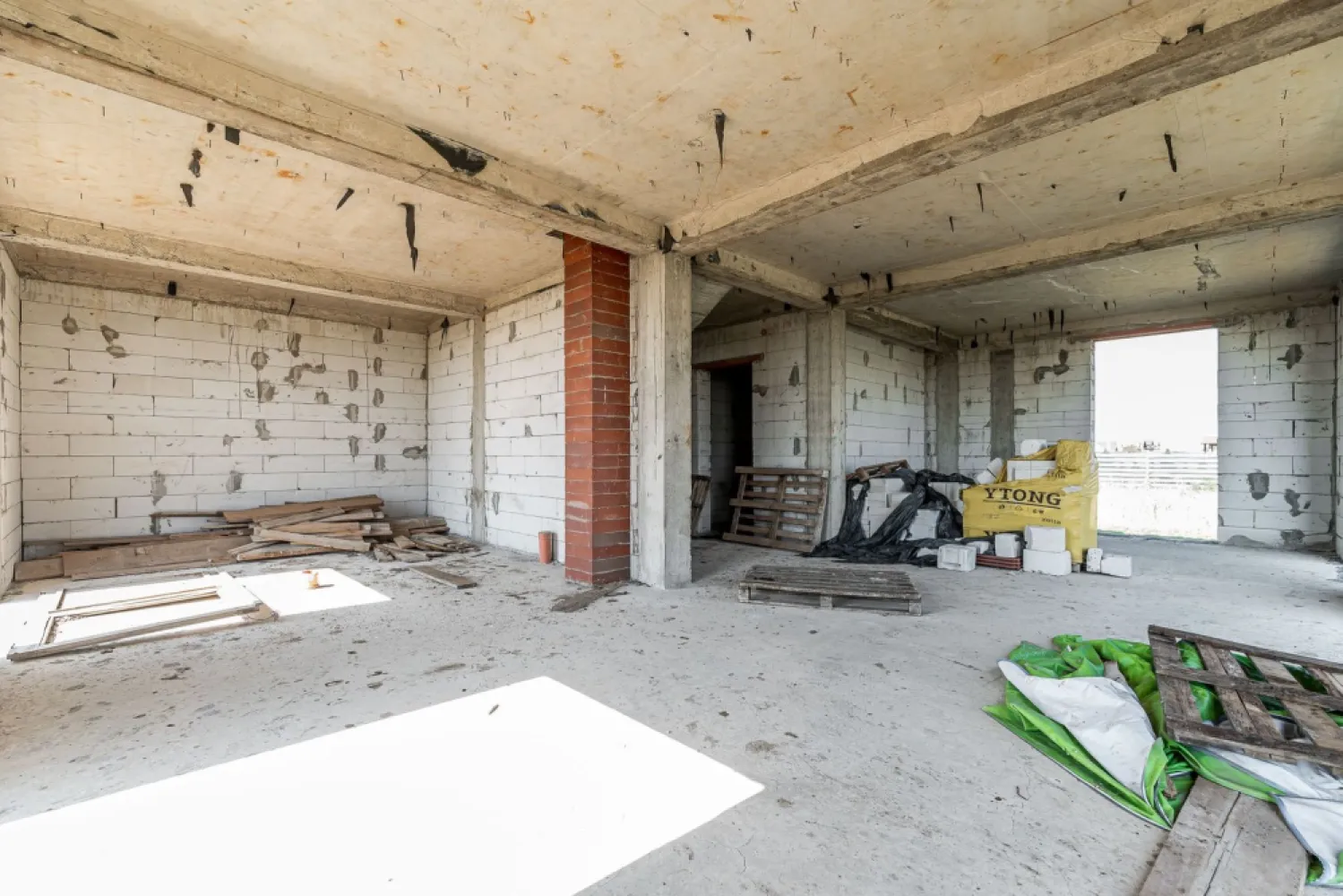 Vilă cu 5 camere | teren 1000 mp | cartier San Paolo (lângă Westfield) - Pe scurt, de ce merită această proprietate:
Locație excelentă: situată în cartierul rezidențial San Paolo, imediat lângă Westfield — o zonă nouă, curată, sigură și foarte aerisită, la doar 15 minute de oraș.

Teren de 1000 mp: spațiu suficient pentru piscină, foișor, gazon și libertate totală pentru familie.

Construcție nouă & solidă: ridicată responsabil, cu materiale de calitate superioară, pregătită să reziste în timp.

O personalizezi exact așa cum ai visat, fără să plătești pentru finisajele altcuiva.

Compartimentare (5 camere): living luminos, dormitoare spațioase și spațiul ideal pentru un birou de unde poți lucra de acasă.

📞 Sună acum și hai la vizionare: 0722252639

Consultant Imobiliar: Sebastian Nica

Agenția Acasă Arad