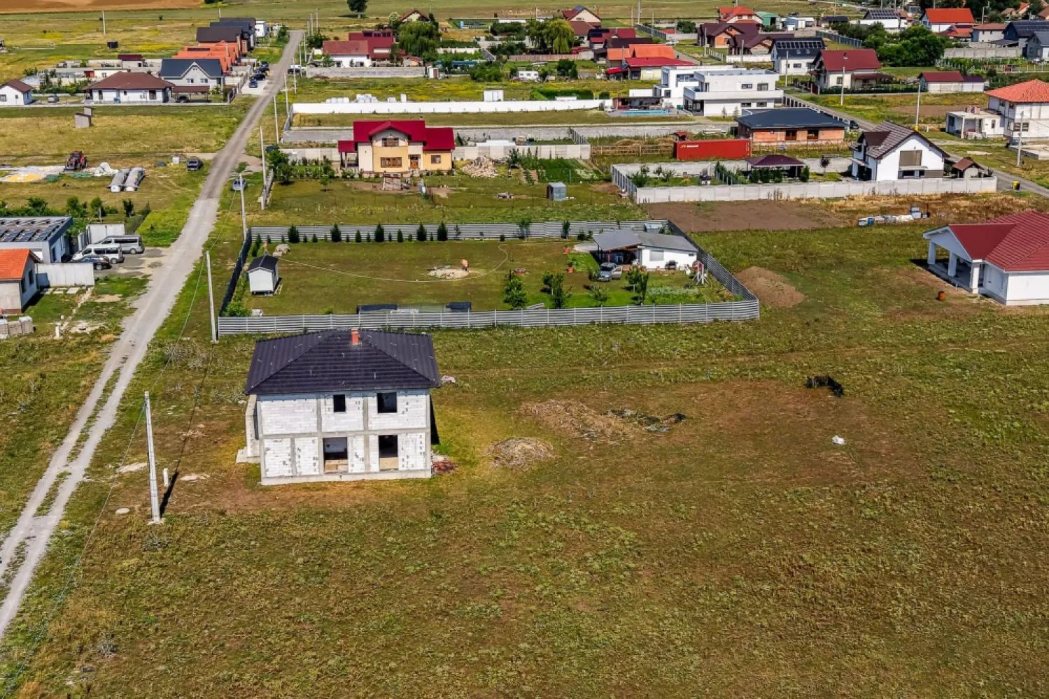 Vilă cu 5 camere | teren 1000 mp | cartier San Paolo (lângă Westfield) - Pe scurt, de ce merită această proprietate:
Locație excelentă: situată în cartierul rezidențial San Paolo, imediat lângă Westfield — o zonă nouă, curată, sigură și foarte aerisită, la doar 15 minute de oraș.

Teren de 1000 mp: spațiu suficient pentru piscină, foișor, gazon și libertate totală pentru familie.

Construcție nouă & solidă: ridicată responsabil, cu materiale de calitate superioară, pregătită să reziste în timp.

O personalizezi exact așa cum ai visat, fără să plătești pentru finisajele altcuiva.

Compartimentare (5 camere): living luminos, dormitoare spațioase și spațiul ideal pentru un birou de unde poți lucra de acasă.

📞 Sună acum și hai la vizionare: 0722252639

Consultant Imobiliar: Sebastian Nica

Agenția Acasă Arad