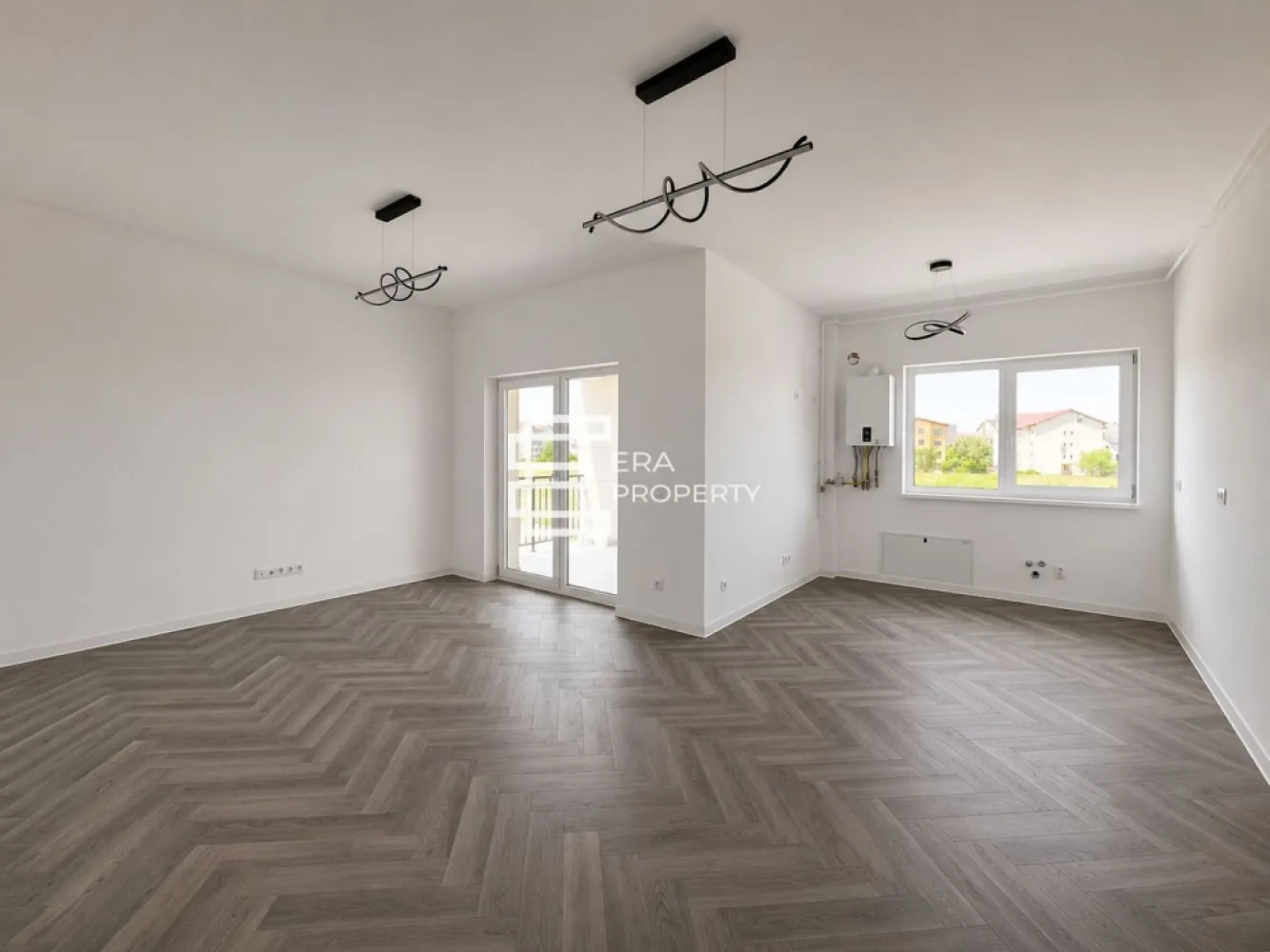 Apartament 3 camere -71 mp- ETAJ 1 - la cheie -boxa - intabulat-Selimbar - Apartament 3 camere FINISAT LA CHEIE | Etaj 1 | Șelimbăr – zona Brana

Căutați un apartament modern, gata de mutat, într-o zonă excelent conectată? Vă propunem o unitate exclusivistă în ansamblul Casian Renaissance, situat în inima zonei Brana, Șelimbăr.

Suprafață: 71 mp utili + terasă acoperită (9 mp) + balcon.
Etaj: 1/3 (bloc cu lift).

Compartimentare: , hol generos, living și bucătărie open space (posibilitate de închidere), terasă acoperită cu acces din zona de zi, dormitor matrimonial cu baie exclusivă și balcon, dormitor secundar, baie principală.

Dotări : Încălzire în pardoseală, centrală termică proprie, geamuri PVC cu 3 foi de sticlă, finisaje moderne (parchet, uși interior, băi utilate).

Ce primești în plus:
✅ Loc de parcare privat inclus în preț.
✅ Boxă de depozitare (aprox. 9 mp) inclusă.

Locație: Acces rapid către principalele puncte de interes din Șelimbăr și către orașul Sibiu, într-o zonă liniștită și apreciată.

💰 Preț: 169.000 € (TVA inclus)

✨ Apartamentul se predă finisat complet, exact așa cum îl vedeți în fotografii. Nu aveți nevoie decât de mobilierul personal!

📞 Nu ratați ocazia de a locui într-o zonă premium!
Contactați-mă pentru detalii suplimentare sau pentru a programa o vizionare: 0772 298 572