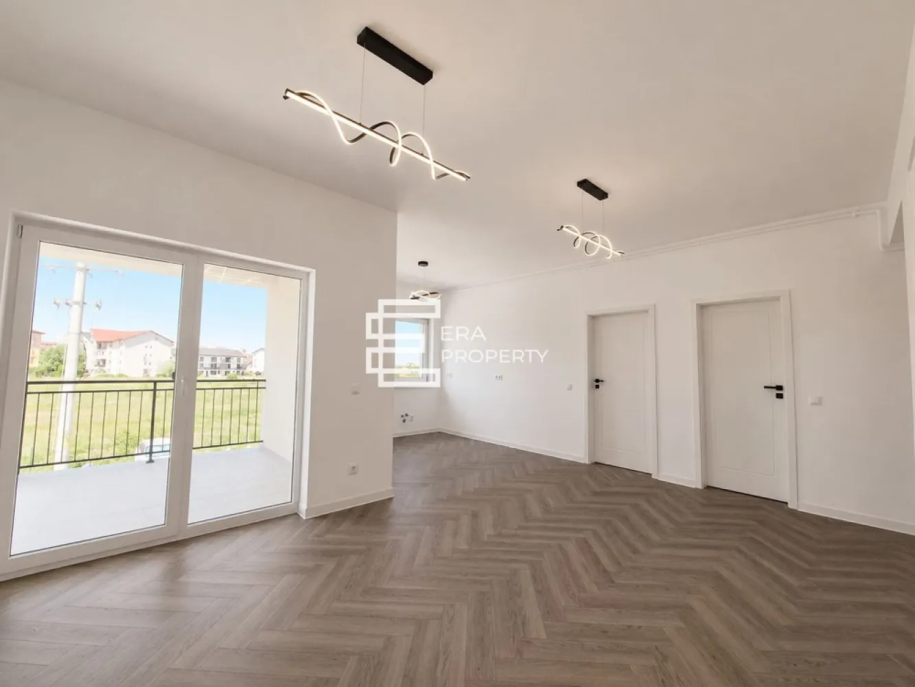 Apartament 3 camere -71 mp- ETAJ 1 - la cheie -boxa - intabulat-Selimbar - Apartament 3 camere FINISAT LA CHEIE | Etaj 1 | Șelimbăr – zona Brana

Căutați un apartament modern, gata de mutat, într-o zonă excelent conectată? Vă propunem o unitate exclusivistă în ansamblul Casian Renaissance, situat în inima zonei Brana, Șelimbăr.

Suprafață: 71 mp utili + terasă acoperită (9 mp) + balcon.
Etaj: 1/3 (bloc cu lift).

Compartimentare: , hol generos, living și bucătărie open space (posibilitate de închidere), terasă acoperită cu acces din zona de zi, dormitor matrimonial cu baie exclusivă și balcon, dormitor secundar, baie principală.

Dotări : Încălzire în pardoseală, centrală termică proprie, geamuri PVC cu 3 foi de sticlă, finisaje moderne (parchet, uși interior, băi utilate).

Ce primești în plus:
✅ Loc de parcare privat inclus în preț.
✅ Boxă de depozitare (aprox. 9 mp) inclusă.

Locație: Acces rapid către principalele puncte de interes din Șelimbăr și către orașul Sibiu, într-o zonă liniștită și apreciată.

💰 Preț: 169.000 € (TVA inclus)

✨ Apartamentul se predă finisat complet, exact așa cum îl vedeți în fotografii. Nu aveți nevoie decât de mobilierul personal!

📞 Nu ratați ocazia de a locui într-o zonă premium!
Contactați-mă pentru detalii suplimentare sau pentru a programa o vizionare: 0772 298 572