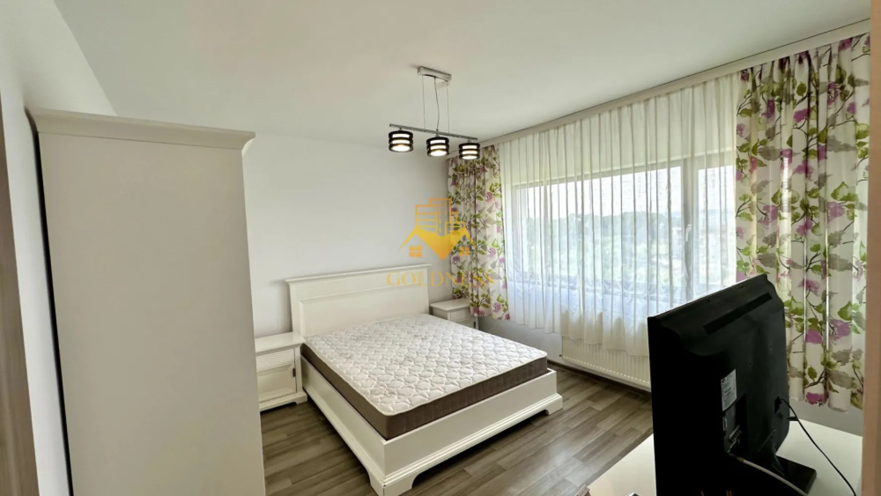 2 camere, Europa, Eugen Ionesco, Calea Turzii, Parcare, Leroy Merlin - GOLDNESS Imobiliare vă propune spre închiriere un apartament cu 2 camere complet mobilat și utilat, la etajul 3 într-un imobil de 4 etaje, în Cartierul Europa
Dispune de loc de parcare!
Se află în apropierea stațiilor de transport în comun, magazine, restaurante, spații verzi, farmacii, etc. 

Apartamentul este compartimentat astfel:
 - dormitor cu pat matrimonial, dressing, noptiere
 - living cu canapea extensibilă 
 - bucătărie open space complet utilată și mobilată, loc de servit masa 
 - baie cu cada, calorifer port prosop și dulap pentru depozitare.

Imobilul este dotat cu toate cele necesare- centrală proprie, frigider, aragaz, hotă, mașină de spălat haine, etc. 

Dacă sunteți interesați de acest apartament și doriți să îl vizionați, dar și pentru alte oferte nu ezitați să ne contactați telefonic sau prin e-mail. Vă stăm la dispoziție!
Pentru intermediere se percepe un comision de 50% din prețul chiriei!