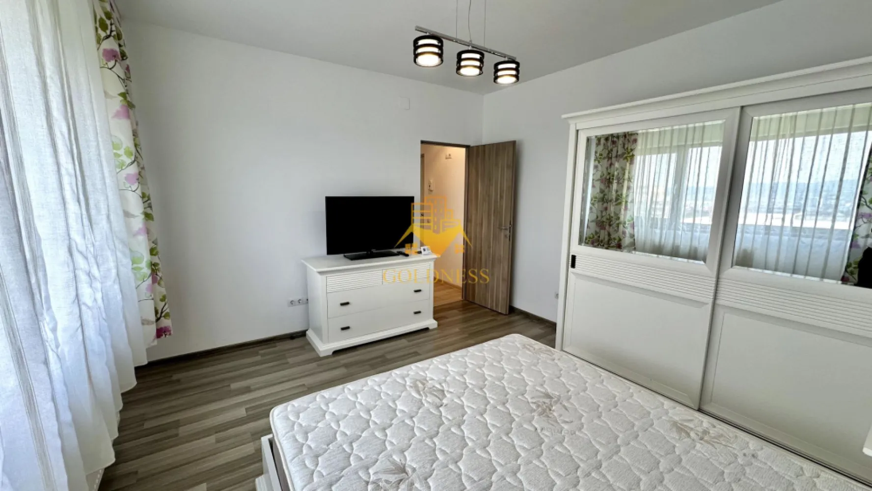 2 camere, Europa, Eugen Ionesco, Calea Turzii, Parcare, Leroy Merlin - GOLDNESS Imobiliare vă propune spre închiriere un apartament cu 2 camere complet mobilat și utilat, la etajul 3 într-un imobil de 4 etaje, în Cartierul Europa
Dispune de loc de parcare!
Se află în apropierea stațiilor de transport în comun, magazine, restaurante, spații verzi, farmacii, etc. 

Apartamentul este compartimentat astfel:
 - dormitor cu pat matrimonial, dressing, noptiere
 - living cu canapea extensibilă 
 - bucătărie open space complet utilată și mobilată, loc de servit masa 
 - baie cu cada, calorifer port prosop și dulap pentru depozitare.

Imobilul este dotat cu toate cele necesare- centrală proprie, frigider, aragaz, hotă, mașină de spălat haine, etc. 

Dacă sunteți interesați de acest apartament și doriți să îl vizionați, dar și pentru alte oferte nu ezitați să ne contactați telefonic sau prin e-mail. Vă stăm la dispoziție!
Pentru intermediere se percepe un comision de 50% din prețul chiriei!
