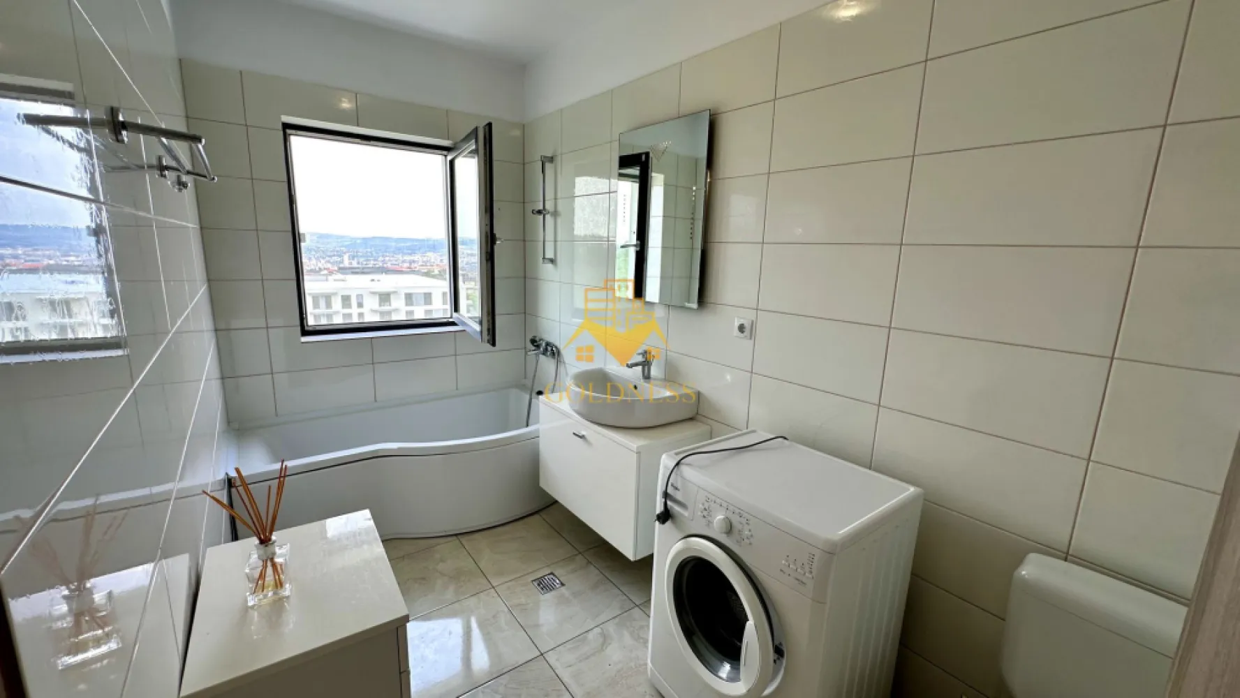 2 camere, Europa, Eugen Ionesco, Calea Turzii, Parcare, Leroy Merlin - GOLDNESS Imobiliare vă propune spre închiriere un apartament cu 2 camere complet mobilat și utilat, la etajul 3 într-un imobil de 4 etaje, în Cartierul Europa
Dispune de loc de parcare!
Se află în apropierea stațiilor de transport în comun, magazine, restaurante, spații verzi, farmacii, etc. 

Apartamentul este compartimentat astfel:
 - dormitor cu pat matrimonial, dressing, noptiere
 - living cu canapea extensibilă 
 - bucătărie open space complet utilată și mobilată, loc de servit masa 
 - baie cu cada, calorifer port prosop și dulap pentru depozitare.

Imobilul este dotat cu toate cele necesare- centrală proprie, frigider, aragaz, hotă, mașină de spălat haine, etc. 

Dacă sunteți interesați de acest apartament și doriți să îl vizionați, dar și pentru alte oferte nu ezitați să ne contactați telefonic sau prin e-mail. Vă stăm la dispoziție!
Pentru intermediere se percepe un comision de 50% din prețul chiriei!