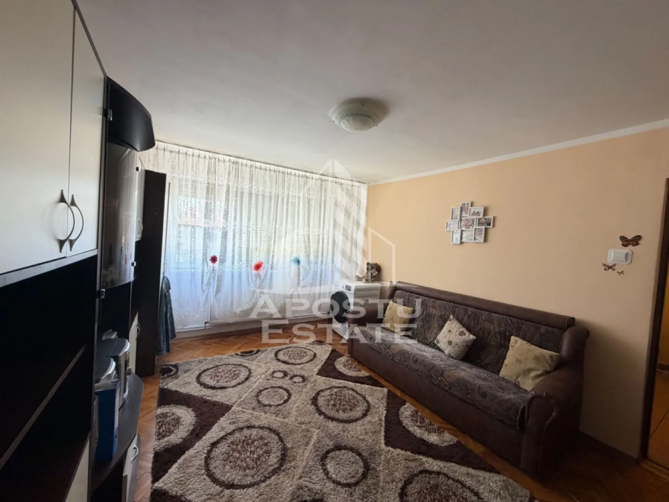 Apartament cu 3 camere de vânzare , Zona Dacia , Timisoara - Agenţia imobiliara Apostu Estate va propune spre vânzare un apartament nou cu 3 camere ,situat în zona Dacia ,una dintre cele mai căutate zone din Timisoara . Ideal atât pentru locuinţa proprie , cat si pentru investiţie

Apartament transformat din 4 camere in 3 
Imobilul este amplasat la etajul 4 din 4 , având o suprafață utilă de 57,80 mp 

Compartimentare :
-Bucătărie mobilată 
-Living mobilat 
-Dormitor matrimonial mobilat 
-Dormitor secundar mobilat 
-Baie cu cada

Apartamentul se vinde complet mobilat , conform pozelor

Beneficii suplimentare :
- Compartimentare funcțională 
- 3 aparate de aer condiționat 
-Rulouri 
- Zona excelenta pentru locuit sau investiţie

Vecinătăţi :
-Lidl
-Iulius Mall 
-Scoli precum generala nr 18, generala nr 24, generala nr 26
-Mijloace de transport in comun

Pentru mai multe detalii si programarea unei vizionari , va stam cu drag la dispoziţie .

Agenţia imobiliara Apostu Estate vă oferă consultanta bancara gratuita prin intermediul colaboratorilor noştri pentru alegerea celui mai potrivit tip de credit , astfel încât tu să devii noul proprietar al acestui apartament
ID INTERN: CP3191777