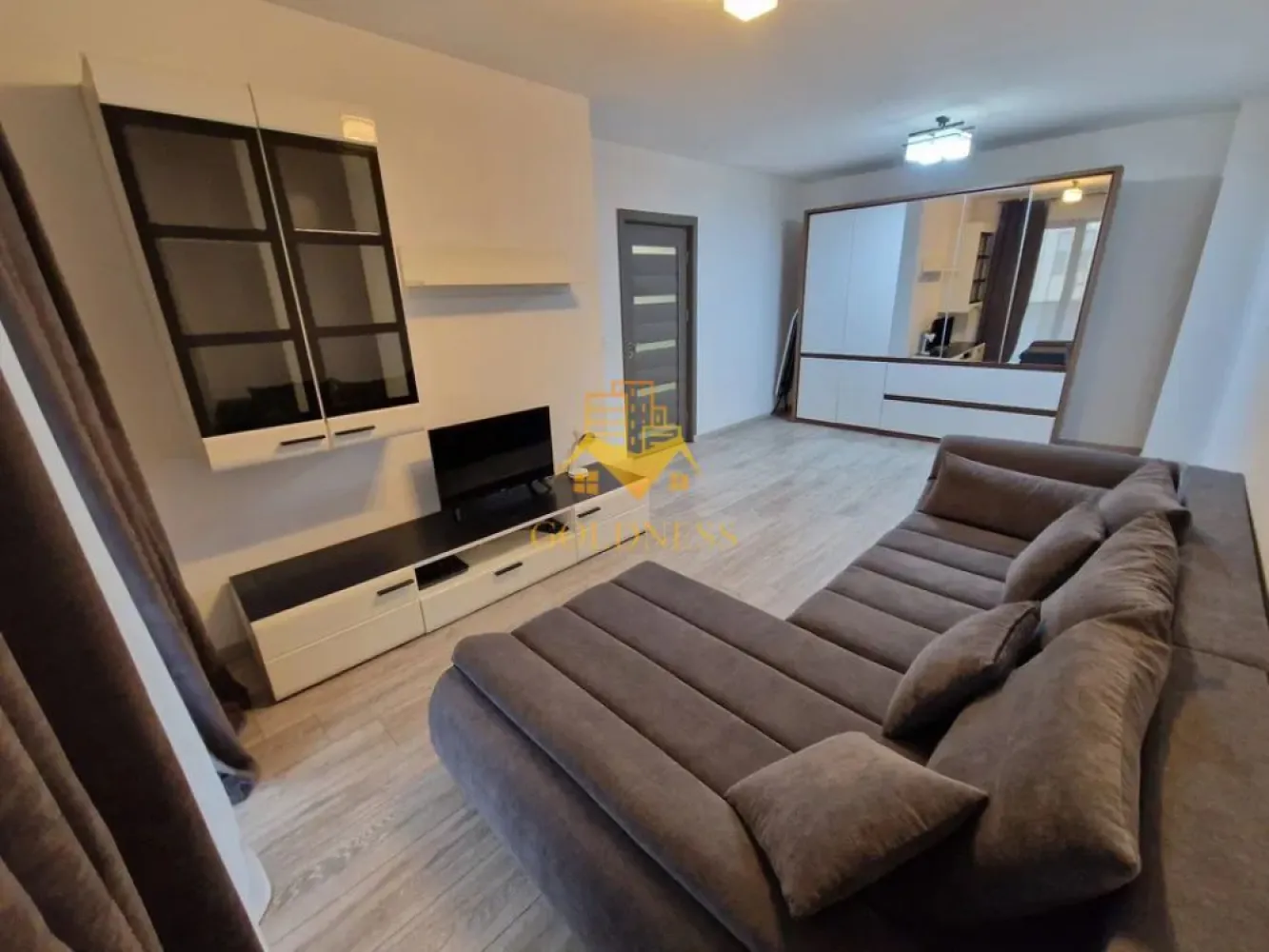 2 camere decomandate, Park Lake, Iulius Mall, Intre Lacuri, FSEGA - GOLDNESS Imobiliare vă propune spre închiriere un apartament cu 2 camere decomandate, complet mobilat și utilat, la etajul 1 într-un imobil de 10 etaje, în Park Lake. 

Se află în apropierea stațiilor de transport în comun, magazine, restaurante, spații verzi, farmacii, etc. 

Apartamentul este compartimentat astfel:
- 1 dormitor cu pat matrimonial, dressing, noptiere 
- 1 cameră cu canapea extensibilă, comodă TV, dressing
- bucatarie complet utilată și mobilată, loc de servit masa. 
- baie cu cadă, calorifer port prosop și dulap pentru depozitare.
- balcon de 5 mp.

Imobilul este dotat cu toate cele necesare- centrală proprie, frigider, aragaz, hotă, mașină de spălat haine/ vase, etc. 

Dacă sunteți interesați de acest apartament și doriți să îl vizionați, dar și pentru alte oferte nu ezitați să ne contactați telefonic sau prin e-mail. Vă stăm la dispoziție!
Pentru intermediere se percepe un comision de 50% din prețul chiriei!