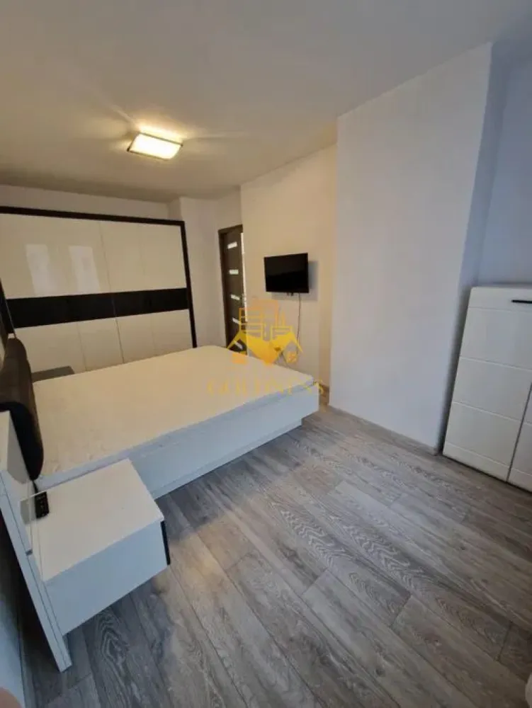 2 camere decomandate, Park Lake, Iulius Mall, Intre Lacuri, FSEGA - GOLDNESS Imobiliare vă propune spre închiriere un apartament cu 2 camere decomandate, complet mobilat și utilat, la etajul 1 într-un imobil de 10 etaje, în Park Lake. 

Se află în apropierea stațiilor de transport în comun, magazine, restaurante, spații verzi, farmacii, etc. 

Apartamentul este compartimentat astfel:
- 1 dormitor cu pat matrimonial, dressing, noptiere 
- 1 cameră cu canapea extensibilă, comodă TV, dressing
- bucatarie complet utilată și mobilată, loc de servit masa. 
- baie cu cadă, calorifer port prosop și dulap pentru depozitare.
- balcon de 5 mp.

Imobilul este dotat cu toate cele necesare- centrală proprie, frigider, aragaz, hotă, mașină de spălat haine/ vase, etc. 

Dacă sunteți interesați de acest apartament și doriți să îl vizionați, dar și pentru alte oferte nu ezitați să ne contactați telefonic sau prin e-mail. Vă stăm la dispoziție!
Pentru intermediere se percepe un comision de 50% din prețul chiriei!