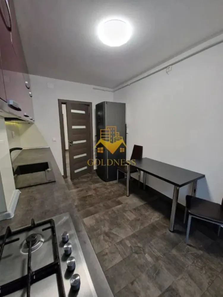 2 camere decomandate, Park Lake, Iulius Mall, Intre Lacuri, FSEGA - GOLDNESS Imobiliare vă propune spre închiriere un apartament cu 2 camere decomandate, complet mobilat și utilat, la etajul 1 într-un imobil de 10 etaje, în Park Lake. 

Se află în apropierea stațiilor de transport în comun, magazine, restaurante, spații verzi, farmacii, etc. 

Apartamentul este compartimentat astfel:
- 1 dormitor cu pat matrimonial, dressing, noptiere 
- 1 cameră cu canapea extensibilă, comodă TV, dressing
- bucatarie complet utilată și mobilată, loc de servit masa. 
- baie cu cadă, calorifer port prosop și dulap pentru depozitare.
- balcon de 5 mp.

Imobilul este dotat cu toate cele necesare- centrală proprie, frigider, aragaz, hotă, mașină de spălat haine/ vase, etc. 

Dacă sunteți interesați de acest apartament și doriți să îl vizionați, dar și pentru alte oferte nu ezitați să ne contactați telefonic sau prin e-mail. Vă stăm la dispoziție!
Pentru intermediere se percepe un comision de 50% din prețul chiriei!
