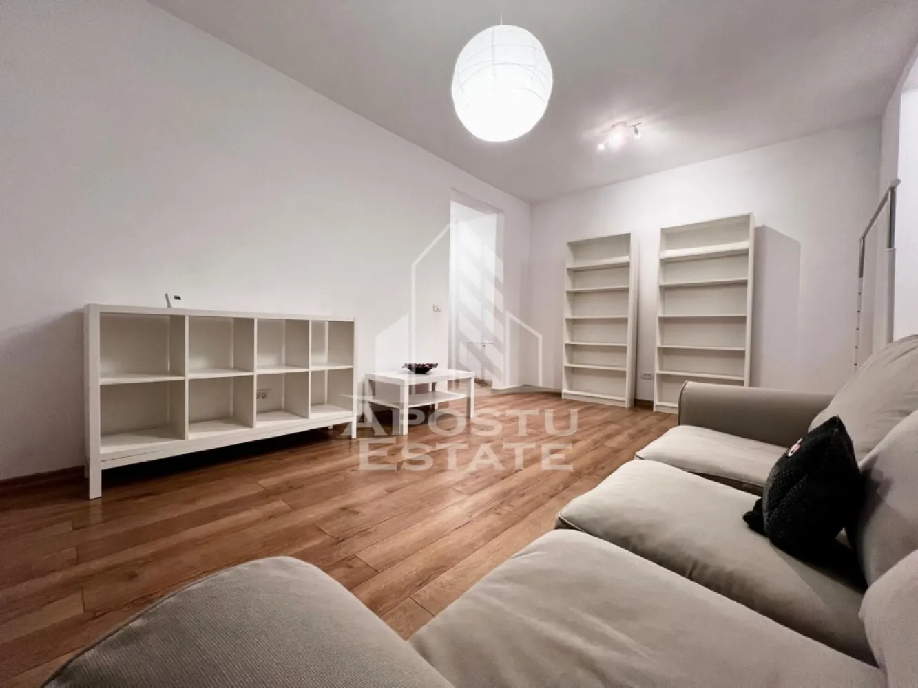 Apartament 2 camere de inchiriat centrala, loc de parcare, Giroc - APOSTU ESTATE va ofera spre inchiriere un apartament cu 2 camere, la etajul 2 intr-un imobil dispus pe 2 niveluri in zona Giroc.
Imobilul are o suprafata utila de 51 mp si este compartimentat astfel:
- hol spatios
- living cu canapea si biblioteca
- bucatarie utilata si mobilata modern cu loc de luat masa
- un dormitor matrimonial cu dressing
- o baie cu cada si geam

Alte detalii:
Se inregistreaza la Anaf.
Garantia apartamentului este echivalentul la doua luni de chirie, posibilitate de plata esalonata.
Apartamentul dispune de masina de spalat rufe.
Confortul termic se realizeaza cu ajutorul centralei proprii (incalzire in pardoseala).
Locul de parcare este inclus in pret.
Va asteptam cu drag la o vizionare!
ID Intern: CP2326064!