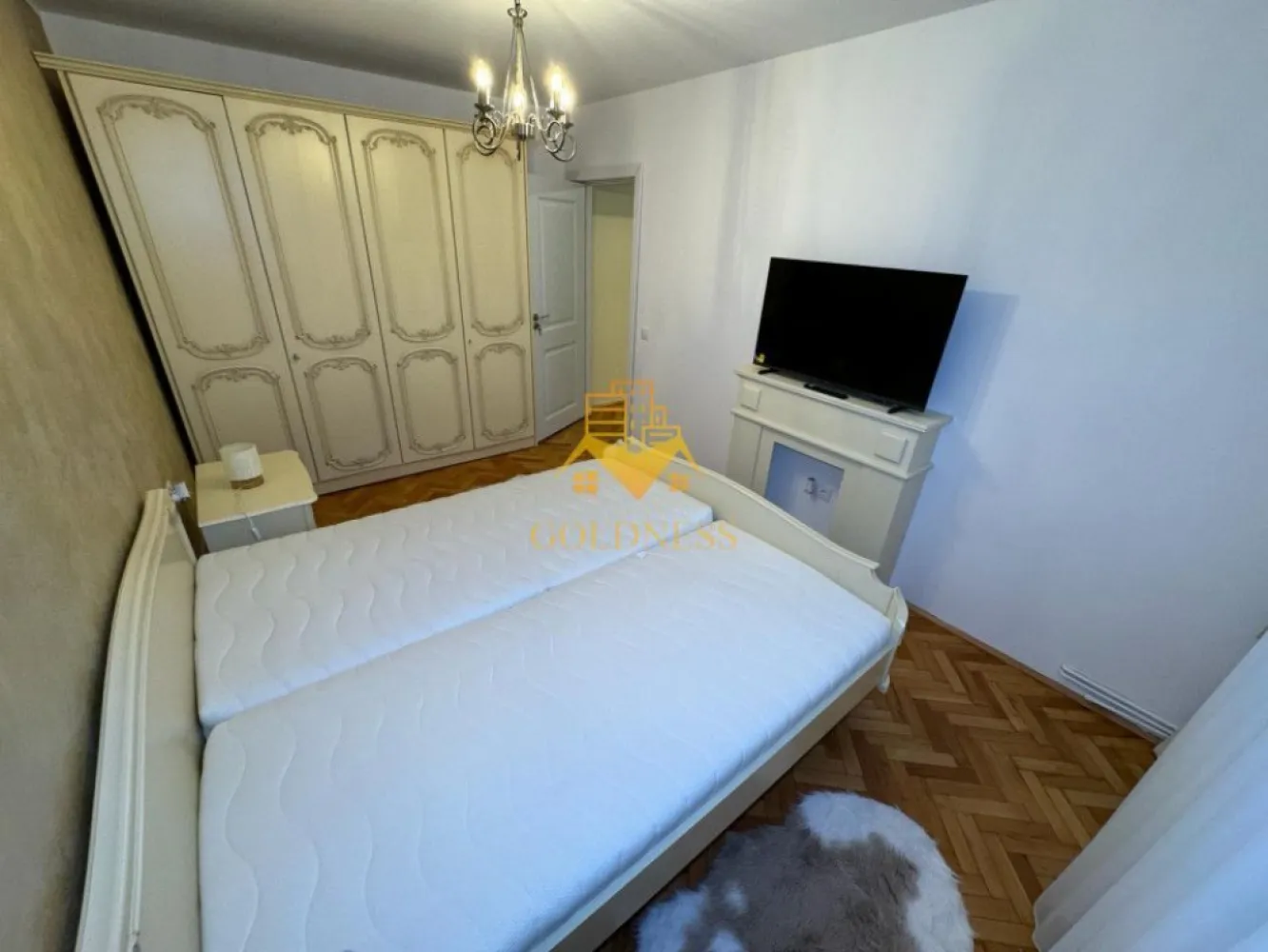 4 camere, decomandate, Gheorgheni, parcare zona Brancusi - GOLDNESS Imobiliare vă propune spre închiriere un apartament cu 4 camere complet mobilat și utilat, la etajul 2 într-un imobil de 4 etaje, în cartierul Gheorgheni. 

Apartamentul este compartimentat astfel:
 - dormitor cu pat matrimonial, dressing, noptiere

 - dormitor cu pat matrimonial, dressing, noptiere, TV

 - o camera este facuta ca dressing

 - living cu canapea extensibilă, masuta pentru cafea, comoda TV, TV

 - bucatarie complet mobilata, utilata, loc de luat masa

 - baie cu cabina de dus, calorifer port prosop inox și dulap pentru depozitare.

 - baie de serviciu

 - balcon de 4 mp.

Imobilul este dotat cu toate cele necesare- centrală proprie, mașină de spălat haine, frigider, plită electrică, hotă, etc. 

Se află în apropierea stațiilor de transport în comun, magazine, restaurante, spații verzi, farmacii, etc. 

Dispune de loc de parcare!

Dacă sunteți interesați de acest apartament și doriți să îl vizionați, dar și pentru alte oferte sau detalii nu ezitați să ne contactați telefonic sau prin e-mail. Vă stăm la dispoziție!