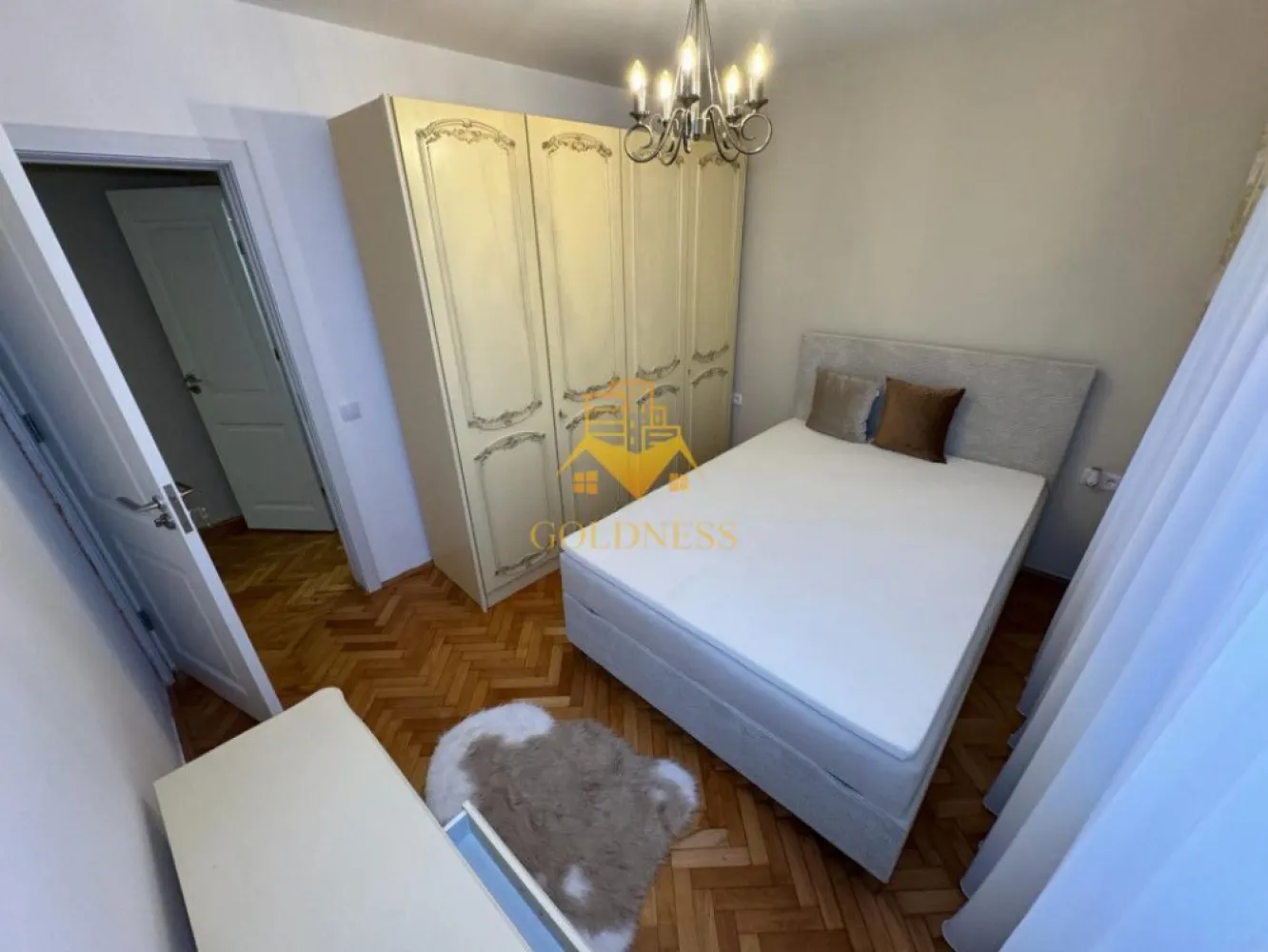 4 camere, decomandate, Gheorgheni, parcare zona Brancusi - GOLDNESS Imobiliare vă propune spre închiriere un apartament cu 4 camere complet mobilat și utilat, la etajul 2 într-un imobil de 4 etaje, în cartierul Gheorgheni. 

Apartamentul este compartimentat astfel:
 - dormitor cu pat matrimonial, dressing, noptiere

 - dormitor cu pat matrimonial, dressing, noptiere, TV

 - o camera este facuta ca dressing

 - living cu canapea extensibilă, masuta pentru cafea, comoda TV, TV

 - bucatarie complet mobilata, utilata, loc de luat masa

 - baie cu cabina de dus, calorifer port prosop inox și dulap pentru depozitare.

 - baie de serviciu

 - balcon de 4 mp.

Imobilul este dotat cu toate cele necesare- centrală proprie, mașină de spălat haine, frigider, plită electrică, hotă, etc. 

Se află în apropierea stațiilor de transport în comun, magazine, restaurante, spații verzi, farmacii, etc. 

Dispune de loc de parcare!

Dacă sunteți interesați de acest apartament și doriți să îl vizionați, dar și pentru alte oferte sau detalii nu ezitați să ne contactați telefonic sau prin e-mail. Vă stăm la dispoziție!