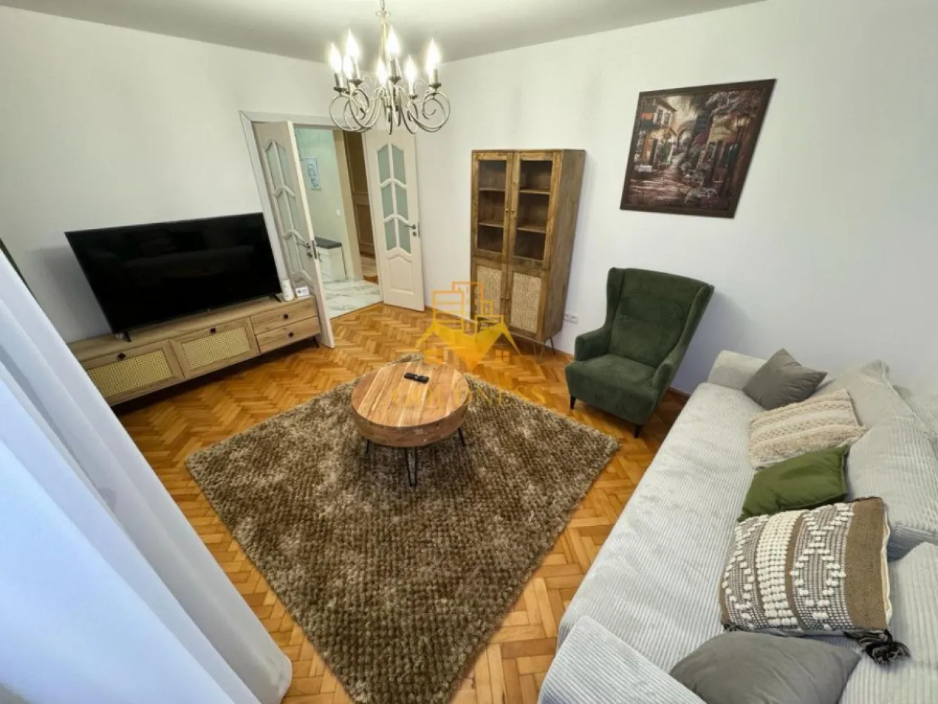 4 camere, decomandate, Gheorgheni, parcare zona Brancusi - GOLDNESS Imobiliare vă propune spre închiriere un apartament cu 4 camere complet mobilat și utilat, la etajul 2 într-un imobil de 4 etaje, în cartierul Gheorgheni. 

Apartamentul este compartimentat astfel:
 - dormitor cu pat matrimonial, dressing, noptiere

 - dormitor cu pat matrimonial, dressing, noptiere, TV

 - o camera este facuta ca dressing

 - living cu canapea extensibilă, masuta pentru cafea, comoda TV, TV

 - bucatarie complet mobilata, utilata, loc de luat masa

 - baie cu cabina de dus, calorifer port prosop inox și dulap pentru depozitare.

 - baie de serviciu

 - balcon de 4 mp.

Imobilul este dotat cu toate cele necesare- centrală proprie, mașină de spălat haine, frigider, plită electrică, hotă, etc. 

Se află în apropierea stațiilor de transport în comun, magazine, restaurante, spații verzi, farmacii, etc. 

Dispune de loc de parcare!

Dacă sunteți interesați de acest apartament și doriți să îl vizionați, dar și pentru alte oferte sau detalii nu ezitați să ne contactați telefonic sau prin e-mail. Vă stăm la dispoziție!