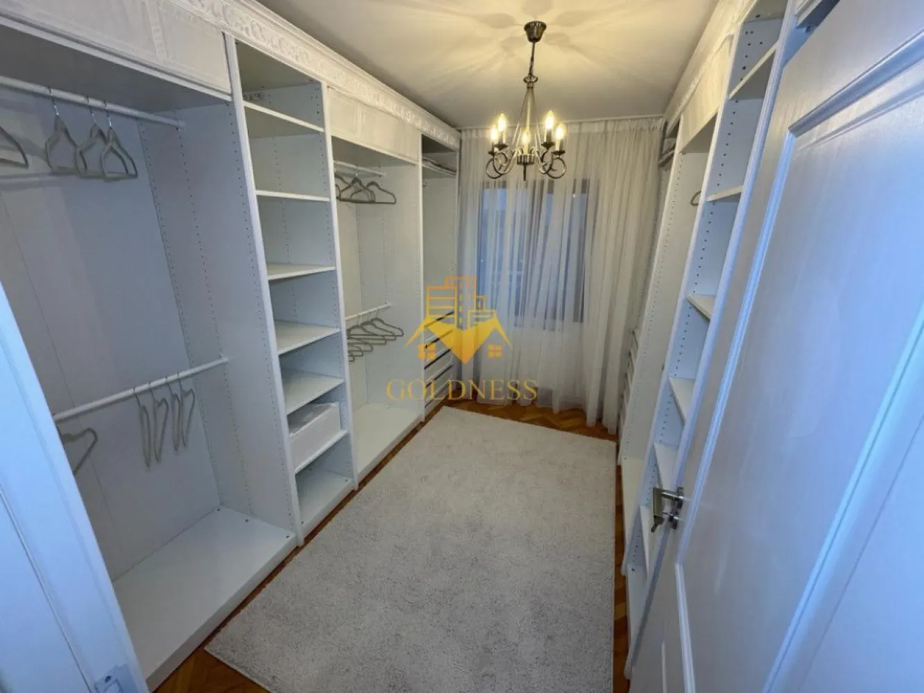 4 camere, decomandate, Gheorgheni, parcare zona Brancusi - GOLDNESS Imobiliare vă propune spre închiriere un apartament cu 4 camere complet mobilat și utilat, la etajul 2 într-un imobil de 4 etaje, în cartierul Gheorgheni. 

Apartamentul este compartimentat astfel:
 - dormitor cu pat matrimonial, dressing, noptiere

 - dormitor cu pat matrimonial, dressing, noptiere, TV

 - o camera este facuta ca dressing

 - living cu canapea extensibilă, masuta pentru cafea, comoda TV, TV

 - bucatarie complet mobilata, utilata, loc de luat masa

 - baie cu cabina de dus, calorifer port prosop inox și dulap pentru depozitare.

 - baie de serviciu

 - balcon de 4 mp.

Imobilul este dotat cu toate cele necesare- centrală proprie, mașină de spălat haine, frigider, plită electrică, hotă, etc. 

Se află în apropierea stațiilor de transport în comun, magazine, restaurante, spații verzi, farmacii, etc. 

Dispune de loc de parcare!

Dacă sunteți interesați de acest apartament și doriți să îl vizionați, dar și pentru alte oferte sau detalii nu ezitați să ne contactați telefonic sau prin e-mail. Vă stăm la dispoziție!