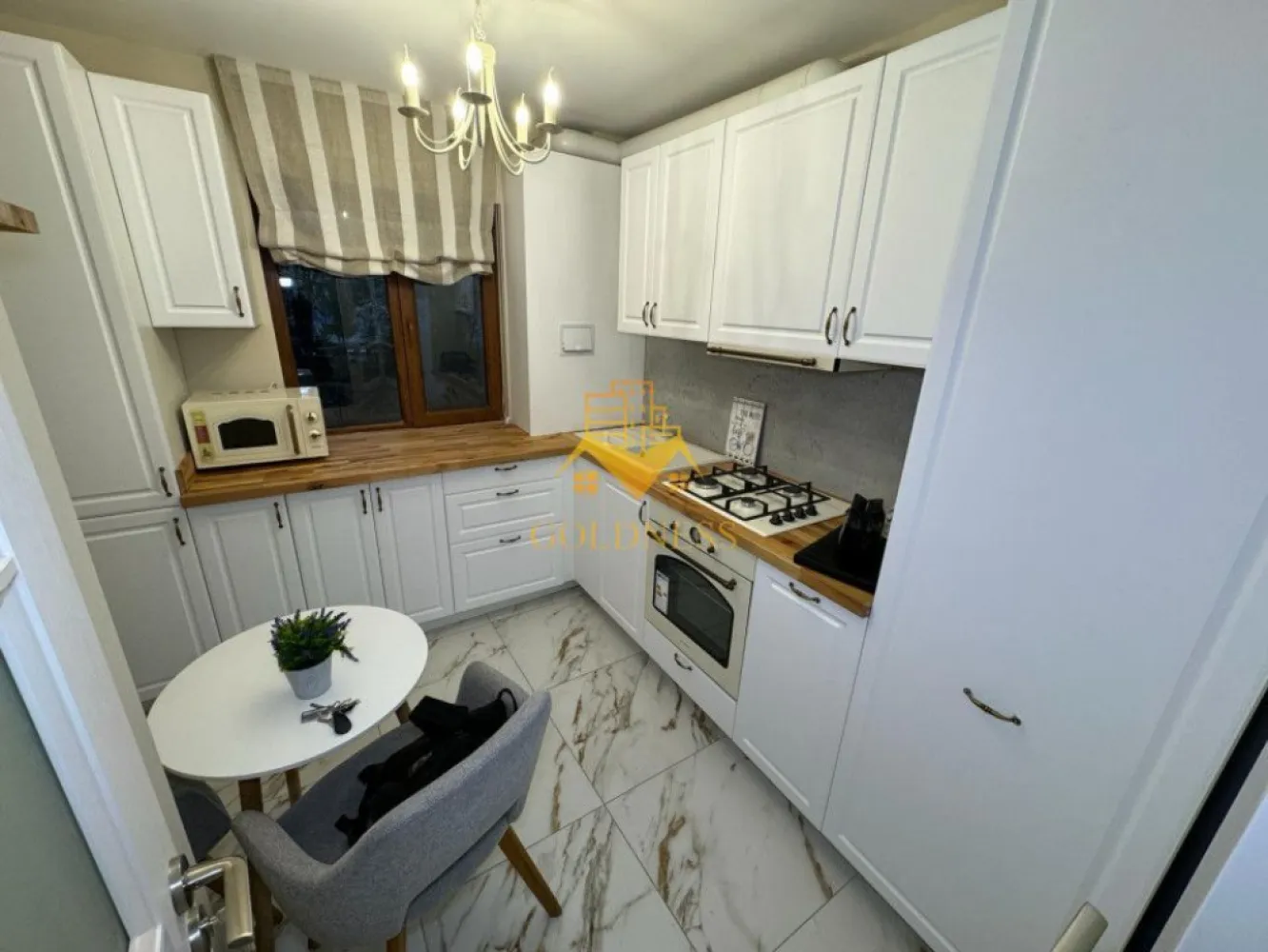 4 camere, decomandate, Gheorgheni, parcare zona Brancusi - GOLDNESS Imobiliare vă propune spre închiriere un apartament cu 4 camere complet mobilat și utilat, la etajul 2 într-un imobil de 4 etaje, în cartierul Gheorgheni. 

Apartamentul este compartimentat astfel:
 - dormitor cu pat matrimonial, dressing, noptiere

 - dormitor cu pat matrimonial, dressing, noptiere, TV

 - o camera este facuta ca dressing

 - living cu canapea extensibilă, masuta pentru cafea, comoda TV, TV

 - bucatarie complet mobilata, utilata, loc de luat masa

 - baie cu cabina de dus, calorifer port prosop inox și dulap pentru depozitare.

 - baie de serviciu

 - balcon de 4 mp.

Imobilul este dotat cu toate cele necesare- centrală proprie, mașină de spălat haine, frigider, plită electrică, hotă, etc. 

Se află în apropierea stațiilor de transport în comun, magazine, restaurante, spații verzi, farmacii, etc. 

Dispune de loc de parcare!

Dacă sunteți interesați de acest apartament și doriți să îl vizionați, dar și pentru alte oferte sau detalii nu ezitați să ne contactați telefonic sau prin e-mail. Vă stăm la dispoziție!