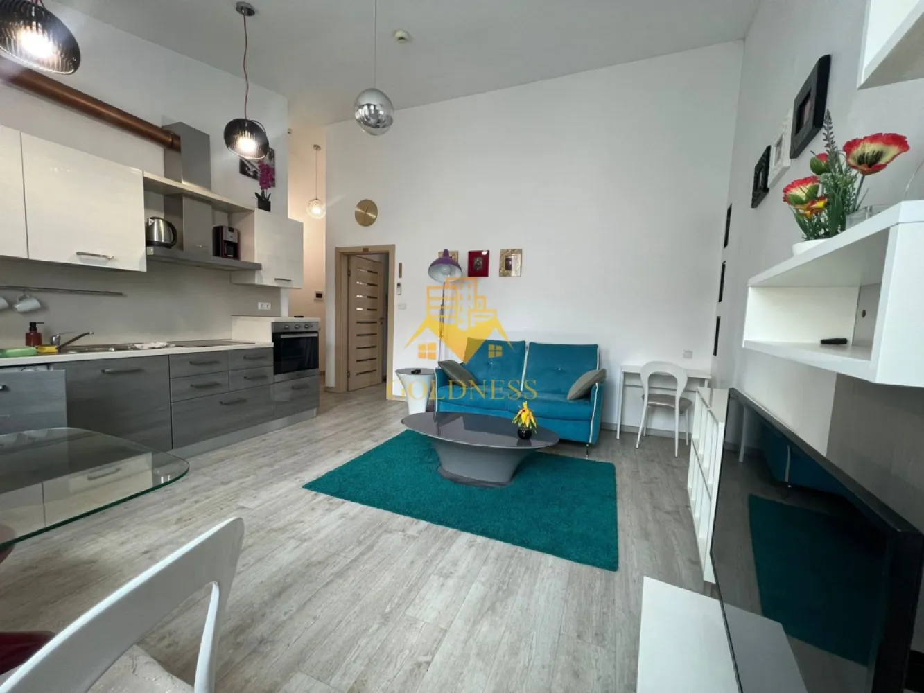 2 camere open space, modern, parcare, AC, Centru, Piata Muzeului, UMF - GOLDNESS Imobiliare vă propune spre închiriere un apartament cu 2 camere open-space complet mobilat și utilat, la etajul 3 într-un imobil de 3 etaje, în zona ultracentrala, la 15 min de UMF, 5 minute de Piata Unirii, strada Paul Chinezu.

Loc de parcare privat in curtea interioara cu 50 Euro pe luna.
GARANȚIE: se percep 2 garanții, cu posibilitatea plății eșalonat în 2/3 luni.
 Apartamentul este compartimentat astfel:
 - dormitor cu pat matrimonial, dressing, noptiere, birou.
 - living cu bucatarie open-space complet utilată si mobilata, canapea extensibla, loc de servit masa 
 - baie cu dus walk-in, calorifer port prosop inox și dulap pentru depozitare.

Imobilul este dotat cu toate cele necesare- centrala pe bloc cu contorizare separata, mașină de spălat haine, frigider, plită electrică, hotă, TV, AC, etc. 
Se află în apropierea stațiilor de transport în comun, magazine, restaurante, spații verzi, farmacii, etc. 

Dacă sunteți interesați de acest apartament și doriți să îl vizionați, dar și pentru alte oferte sau detalii nu ezitați să ne contactați telefonic sau prin e-mail - goldnessimobiliare@gmail.com. Vă stăm la dispoziție!
Pentru intermediere se percepe un comision de 50% din prețul chiriei!