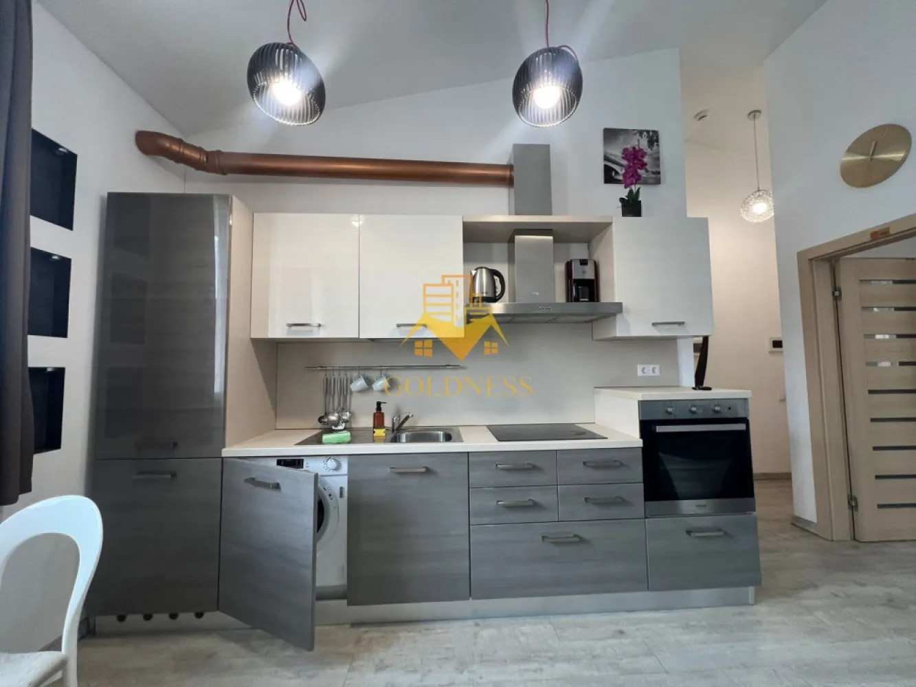 2 camere open space, modern, parcare, AC, Centru, Piata Muzeului, UMF - GOLDNESS Imobiliare vă propune spre închiriere un apartament cu 2 camere open-space complet mobilat și utilat, la etajul 3 într-un imobil de 3 etaje, în zona ultracentrala, la 15 min de UMF, 5 minute de Piata Unirii, strada Paul Chinezu.

Loc de parcare privat in curtea interioara cu 50 Euro pe luna.
GARANȚIE: se percep 2 garanții, cu posibilitatea plății eșalonat în 2/3 luni.
 Apartamentul este compartimentat astfel:
 - dormitor cu pat matrimonial, dressing, noptiere, birou.
 - living cu bucatarie open-space complet utilată si mobilata, canapea extensibla, loc de servit masa 
 - baie cu dus walk-in, calorifer port prosop inox și dulap pentru depozitare.

Imobilul este dotat cu toate cele necesare- centrala pe bloc cu contorizare separata, mașină de spălat haine, frigider, plită electrică, hotă, TV, AC, etc. 
Se află în apropierea stațiilor de transport în comun, magazine, restaurante, spații verzi, farmacii, etc. 

Dacă sunteți interesați de acest apartament și doriți să îl vizionați, dar și pentru alte oferte sau detalii nu ezitați să ne contactați telefonic sau prin e-mail - goldnessimobiliare@gmail.com. Vă stăm la dispoziție!
Pentru intermediere se percepe un comision de 50% din prețul chiriei!