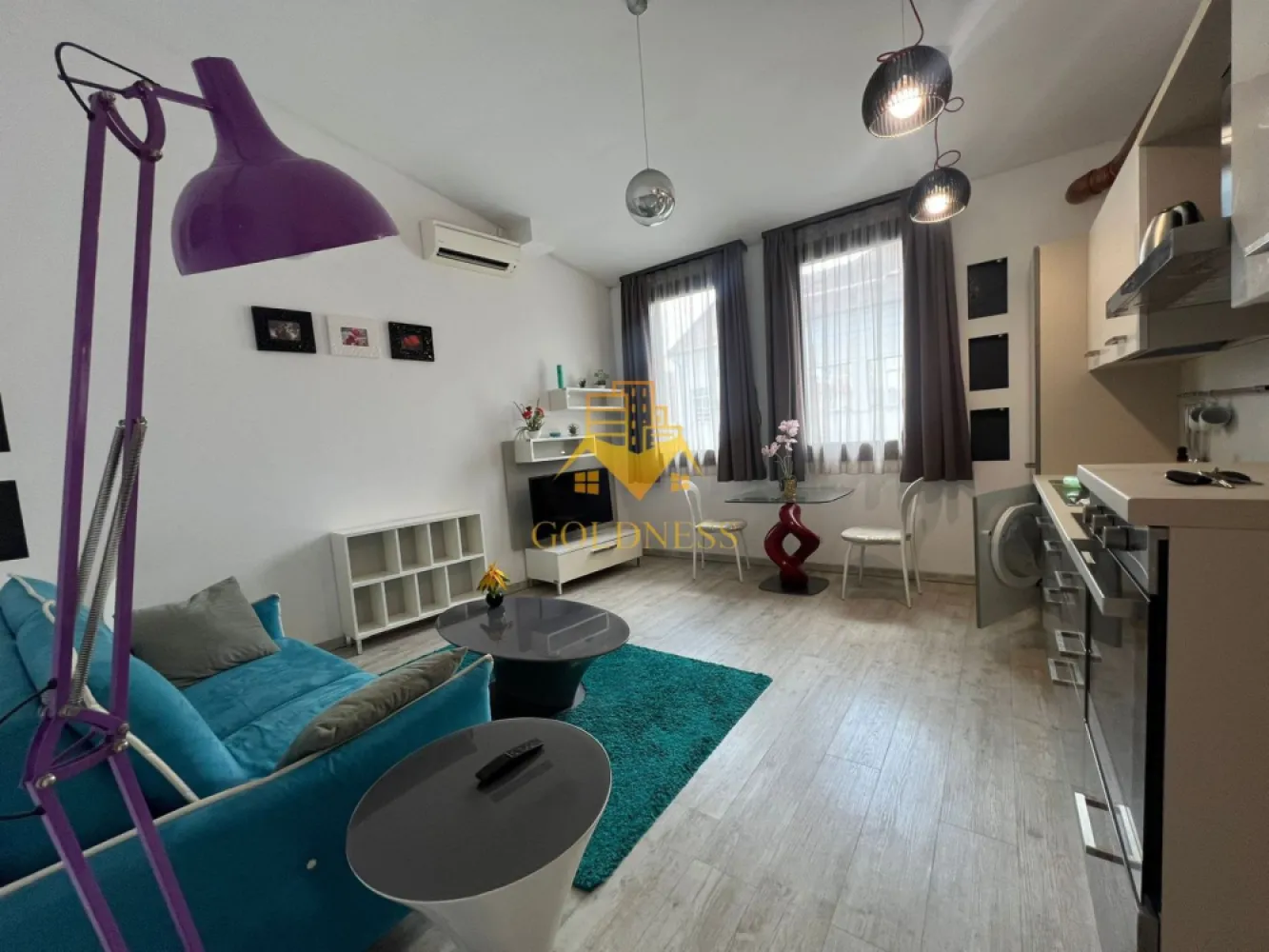 2 camere open space, modern, parcare, AC, Centru, Piata Muzeului, UMF - GOLDNESS Imobiliare vă propune spre închiriere un apartament cu 2 camere open-space complet mobilat și utilat, la etajul 3 într-un imobil de 3 etaje, în zona ultracentrala, la 15 min de UMF, 5 minute de Piata Unirii, strada Paul Chinezu.

Loc de parcare privat in curtea interioara cu 50 Euro pe luna.
GARANȚIE: se percep 2 garanții, cu posibilitatea plății eșalonat în 2/3 luni.
 Apartamentul este compartimentat astfel:
 - dormitor cu pat matrimonial, dressing, noptiere, birou.
 - living cu bucatarie open-space complet utilată si mobilata, canapea extensibla, loc de servit masa 
 - baie cu dus walk-in, calorifer port prosop inox și dulap pentru depozitare.

Imobilul este dotat cu toate cele necesare- centrala pe bloc cu contorizare separata, mașină de spălat haine, frigider, plită electrică, hotă, TV, AC, etc. 
Se află în apropierea stațiilor de transport în comun, magazine, restaurante, spații verzi, farmacii, etc. 

Dacă sunteți interesați de acest apartament și doriți să îl vizionați, dar și pentru alte oferte sau detalii nu ezitați să ne contactați telefonic sau prin e-mail - goldnessimobiliare@gmail.com. Vă stăm la dispoziție!
Pentru intermediere se percepe un comision de 50% din prețul chiriei!