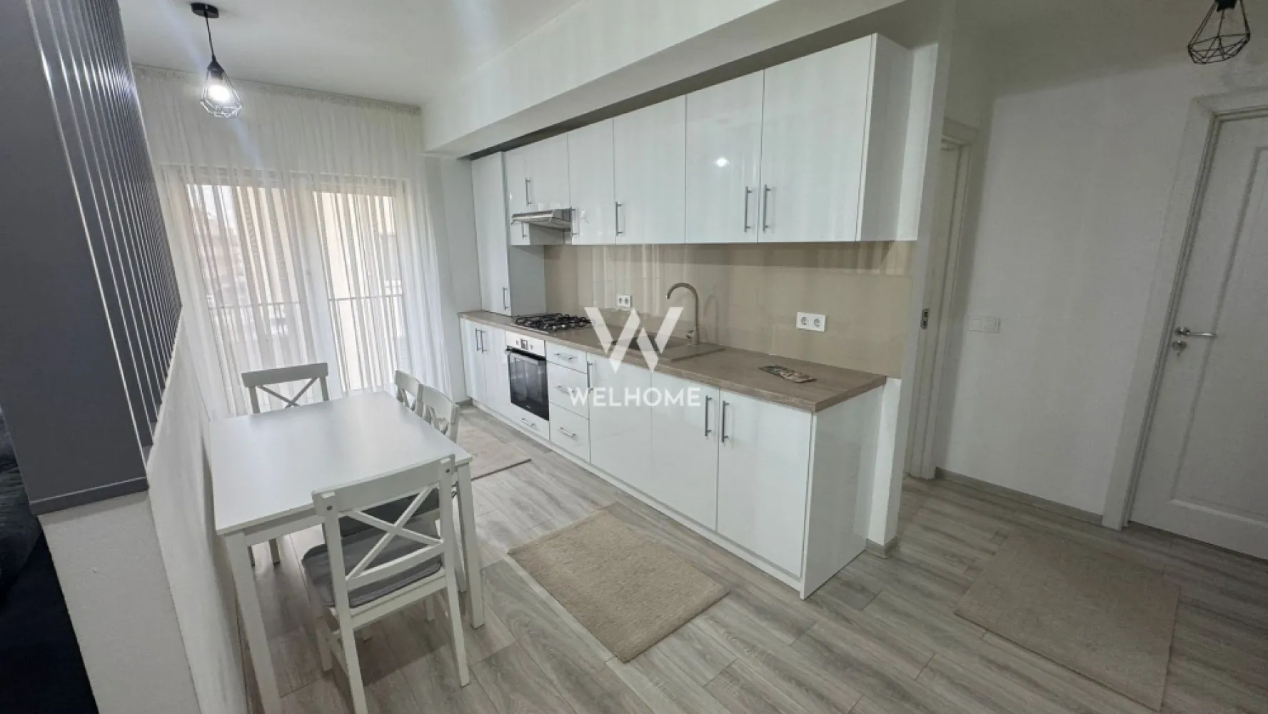 Apartament 3 camere de inchiriat - Marcel Iancu Arhitectilor - Apartament cu 3 camere modern - str. Marcel Iancu - Suprafata utila: 70 mp - Situat la 3 km de centrul orasului. - Apartamentul se afla la etajul 1 - Locuinta este mobilata si utilata, fiind alcatuita din living cu bucatarie , 2 dormitoare, 2 bai si balcon. - Localizat intr-o zona buna cu acces la magazine, gradinite, farmacii etc. - Nu se accepta animale de companie. Disponibil IMEDIAT. Chirie lunara: 500 Euro + se percepe garantie Comision client: 50% din prima chirie }}