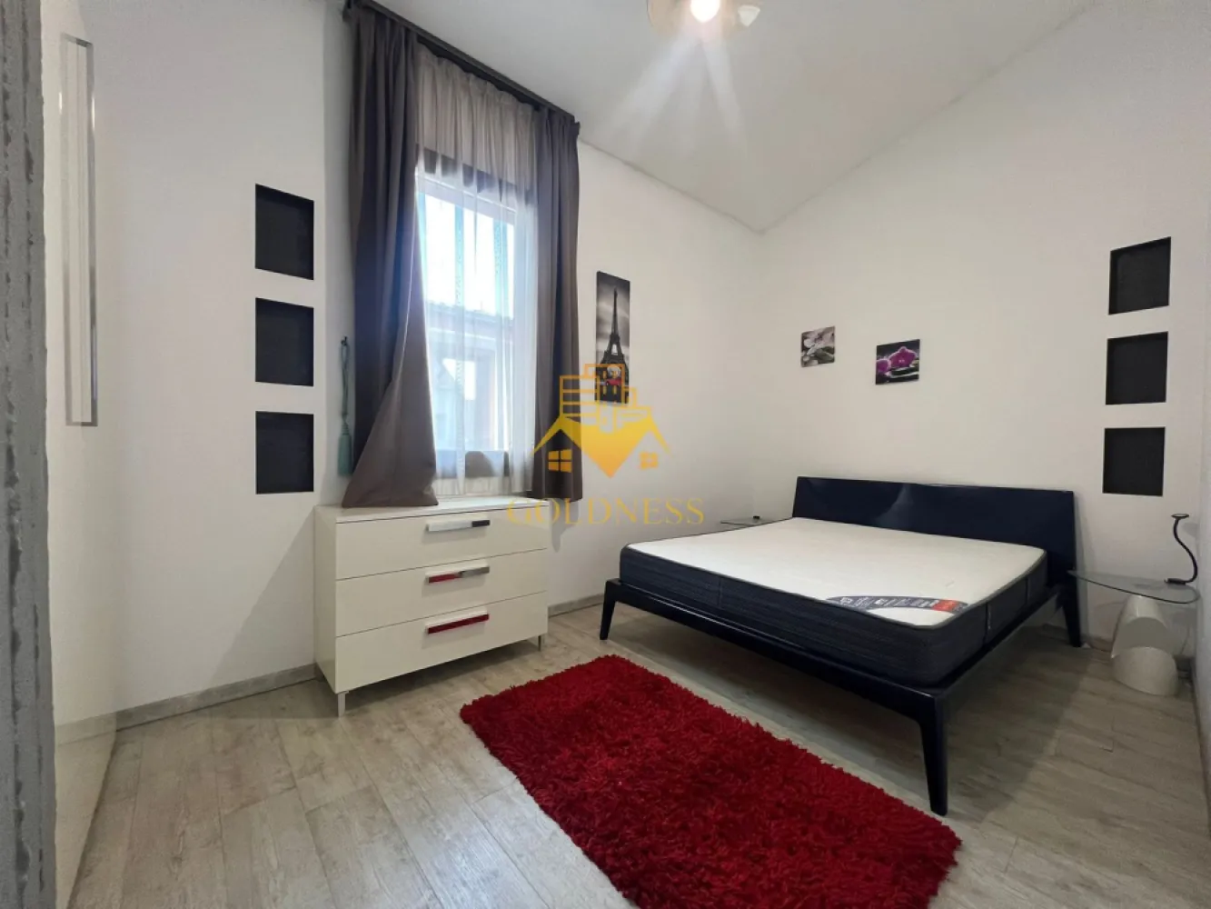 2 camere open space, modern, parcare, AC, Centru, Piata Muzeului, UMF - GOLDNESS Imobiliare vă propune spre închiriere un apartament cu 2 camere open-space complet mobilat și utilat, la etajul 3 într-un imobil de 3 etaje, în zona ultracentrala, la 15 min de UMF, 5 minute de Piata Unirii, strada Paul Chinezu.

Loc de parcare privat in curtea interioara cu 50 Euro pe luna.
GARANȚIE: se percep 2 garanții, cu posibilitatea plății eșalonat în 2/3 luni.
 Apartamentul este compartimentat astfel:
 - dormitor cu pat matrimonial, dressing, noptiere, birou.
 - living cu bucatarie open-space complet utilată si mobilata, canapea extensibla, loc de servit masa 
 - baie cu dus walk-in, calorifer port prosop inox și dulap pentru depozitare.

Imobilul este dotat cu toate cele necesare- centrala pe bloc cu contorizare separata, mașină de spălat haine, frigider, plită electrică, hotă, TV, AC, etc. 
Se află în apropierea stațiilor de transport în comun, magazine, restaurante, spații verzi, farmacii, etc. 

Dacă sunteți interesați de acest apartament și doriți să îl vizionați, dar și pentru alte oferte sau detalii nu ezitați să ne contactați telefonic sau prin e-mail - goldnessimobiliare@gmail.com. Vă stăm la dispoziție!
Pentru intermediere se percepe un comision de 50% din prețul chiriei!