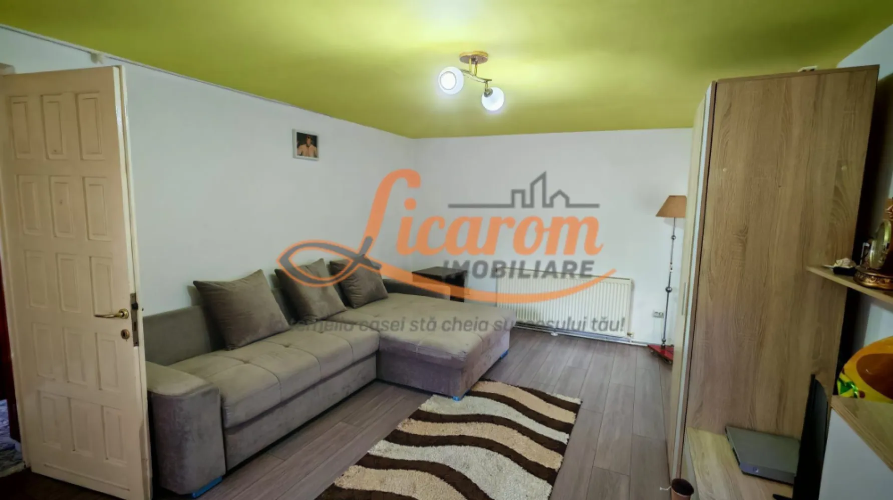 Corp de casa 4 camere zona Nicopole,curte comuna cu 1 familie. - Licarom Imobiliare propune spre vanzare, in zona NICOPOLE aproape de KAUFLAND, un corp de casa compus din 4 camere, dintre care 3 dormitoare living, hol, bucatarie, baie cu aerisire naturala, pod si beci.

Incalzirea se realizeaza cu centrala termica proprie pe gaz.
 
Casa este dispusa pe parter si este termoizolata la exterior, acoperisul este refacut in urma cu aproximativ 10 ani, acoperit cu tabla BILKA.
Interiorul casei este amenajat cu gresie , faianta, parchet si are geamuri si usi termopan.

Casa are 2 usi de acces din curte, detine pod si beci.

Se vinde partial mobilata.

Curtea este in suprafata de aproximativ 65 mp, comuna cu inca o familie .

Pretul este 157000 euro usor negociabil.

COMISION 0.

Pentru mai multe informatii,si vizionari,va rugam,nu ezitati sa ne contactati la telefon 0741059397 Consultant imobiliar Calin si 0723985424 Consultant imobiliar Liliana.