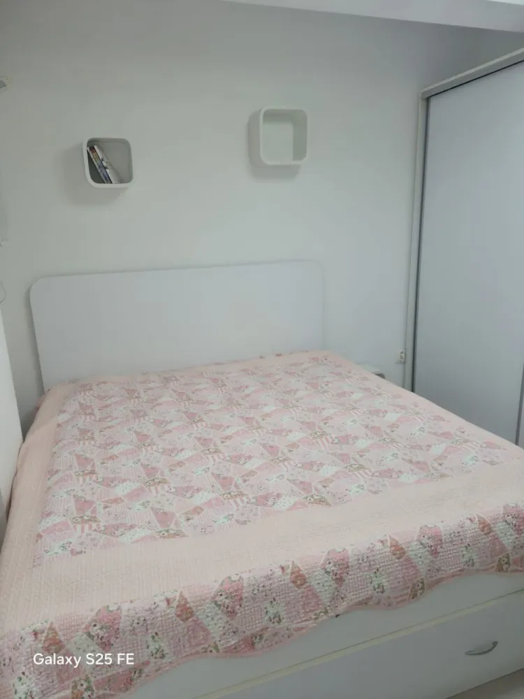 Apartament de Vanzare - 2 camere - 59 mp utili - POPESTI LEORDENI - Se oferă spre vânzare un apartament decomandat, cu suprafață utilă de 59 mp, situat la etajul 4/5, în Popești-Leordeni.

Locuința este compartimentată eficient și oferă spații generoase, fiind potrivită atât pentru locuit, cât și pentru investiție. Apartamentul beneficiază de compartimentare decomandată, lumină naturală din plin și acces facil către mijloace de transport, magazine, farmacii și alte puncte de interes din zonă.

Detalii principale:

Suprafață utilă: 59 mp

Compartimentare: decomandat

Etaj: 4

zona: str. Drumul FERMEI

Apartamentul este ideal pentru o familie, un cuplu sau pentru investiție în vederea închirierii.

Se poate vinde mobilat sau mobilat partial. MOBILA - MOBEXPERT.

Loc de parcare (cota indiviza)

Apartamentul este achizitionat prin programul Prima Casa. Mai exista un sold de 20000 e la credit, care va fi achitat la vanzare conform procedurii agreate cu banca.

Pentru mai multe detalii și programarea unei vizionări, mă puteți contacta în privat.

ALEXXIMOB ESTATE - TEL. 0751454742

COMISION: 1,8%.